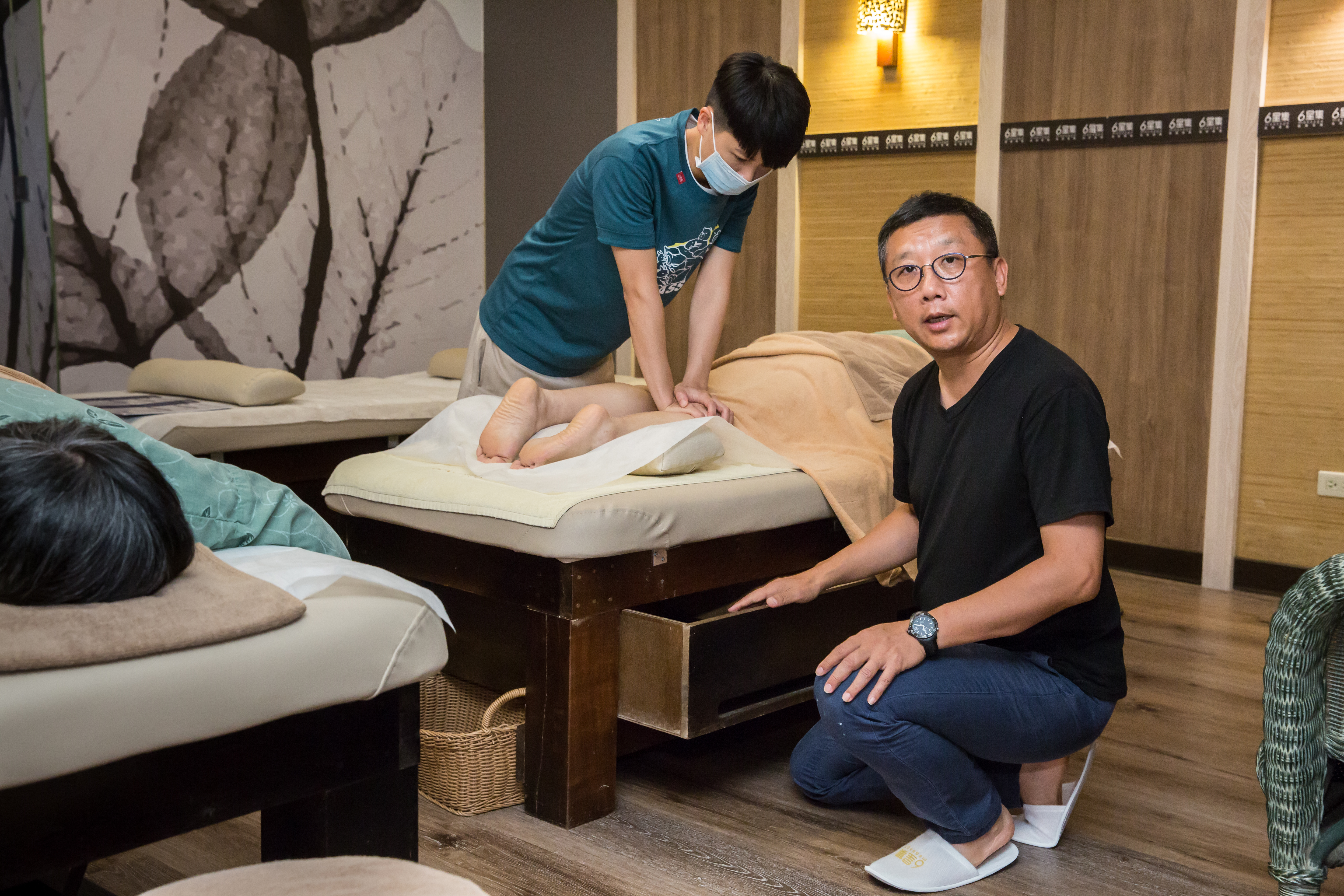 原木按摩床也是江慶鐘找工廠特製,「師傅用力推揉,床也不會移動。底下有置物抽屜,客人睡著了,有人動抽屜,也會立刻發現……」,魔鬼藏在細節裡。