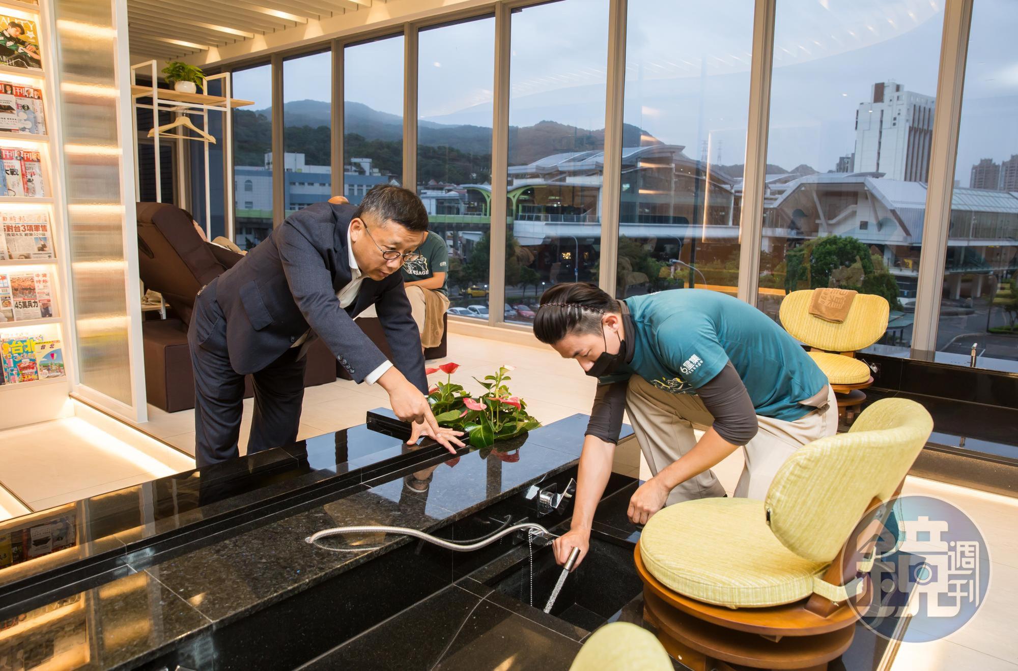才剛開幕的大直會館，視野寬闊，裝潢走明亮風格。江慶鐘正在檢查全新的大理石泡腳池，對任何細節都很要求。