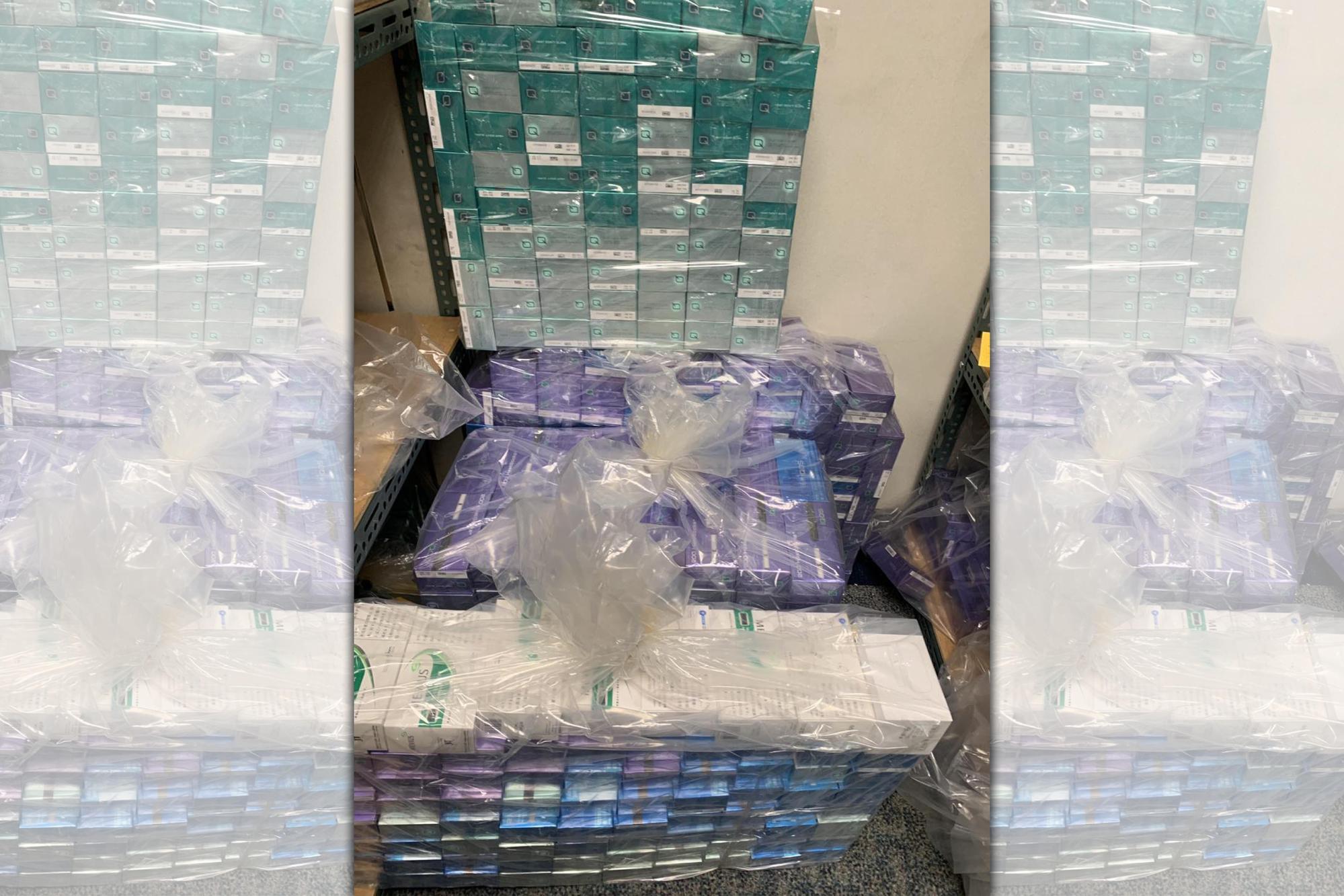 台北關查扣6萬多條加熱菸，數量之多堆爆倉庫。（翻攝自陳瑩、張育美臉書）