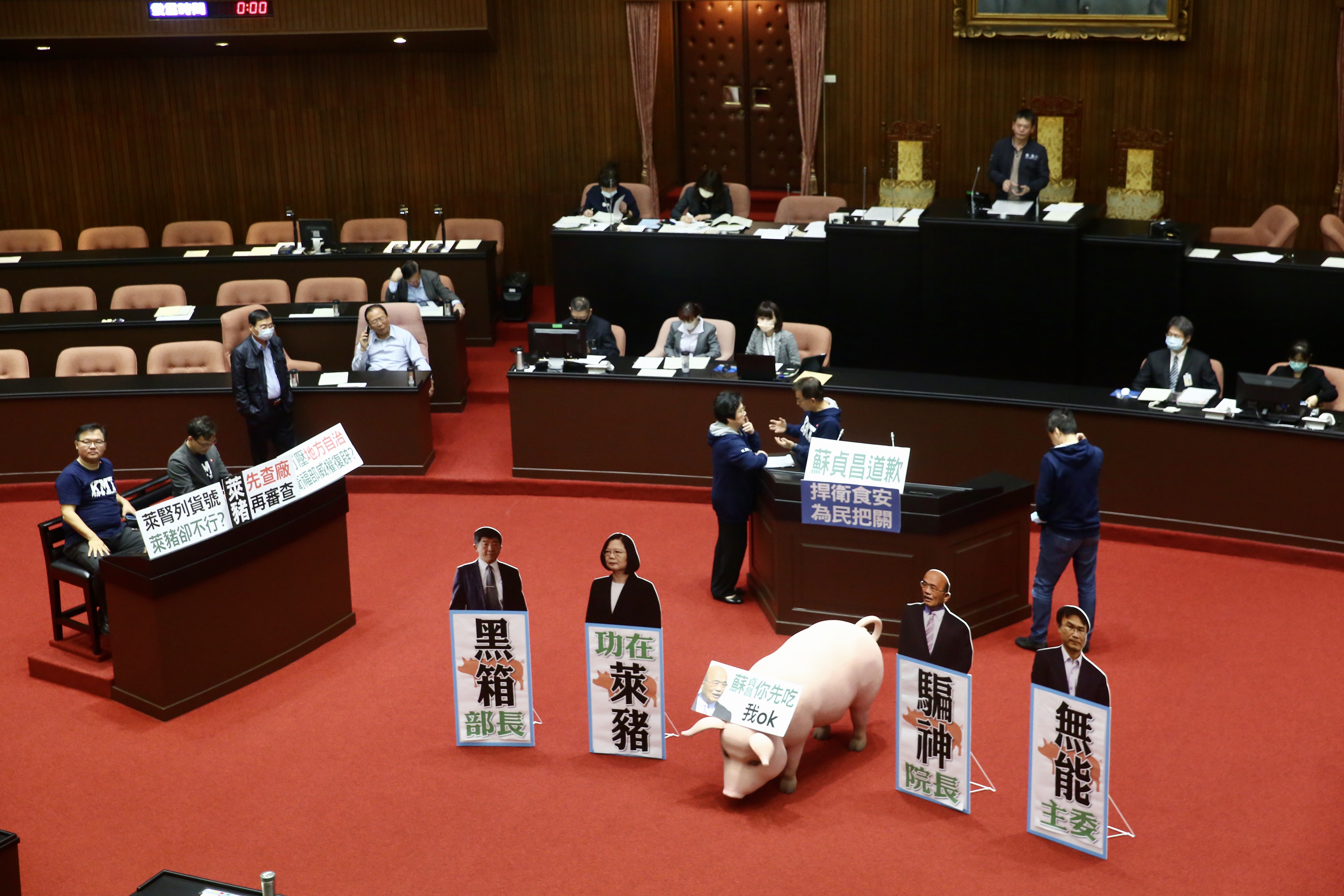 國民黨團總召林為洲強調「我們是擋萊豬，不是擋院長！蘇貞昌道歉！」。