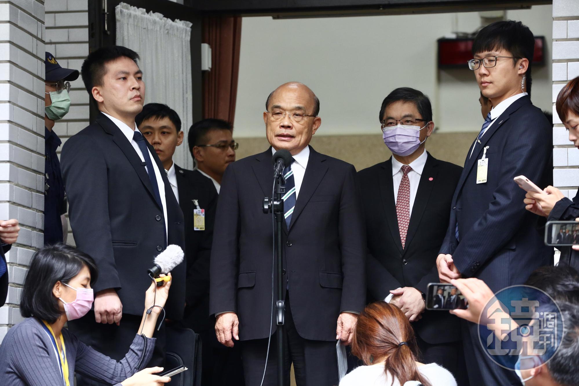 藍委一早就佔據主席台不讓蘇揆上台,讓蘇在議場外大罵國民黨領高薪卻不做事、對不起人民。