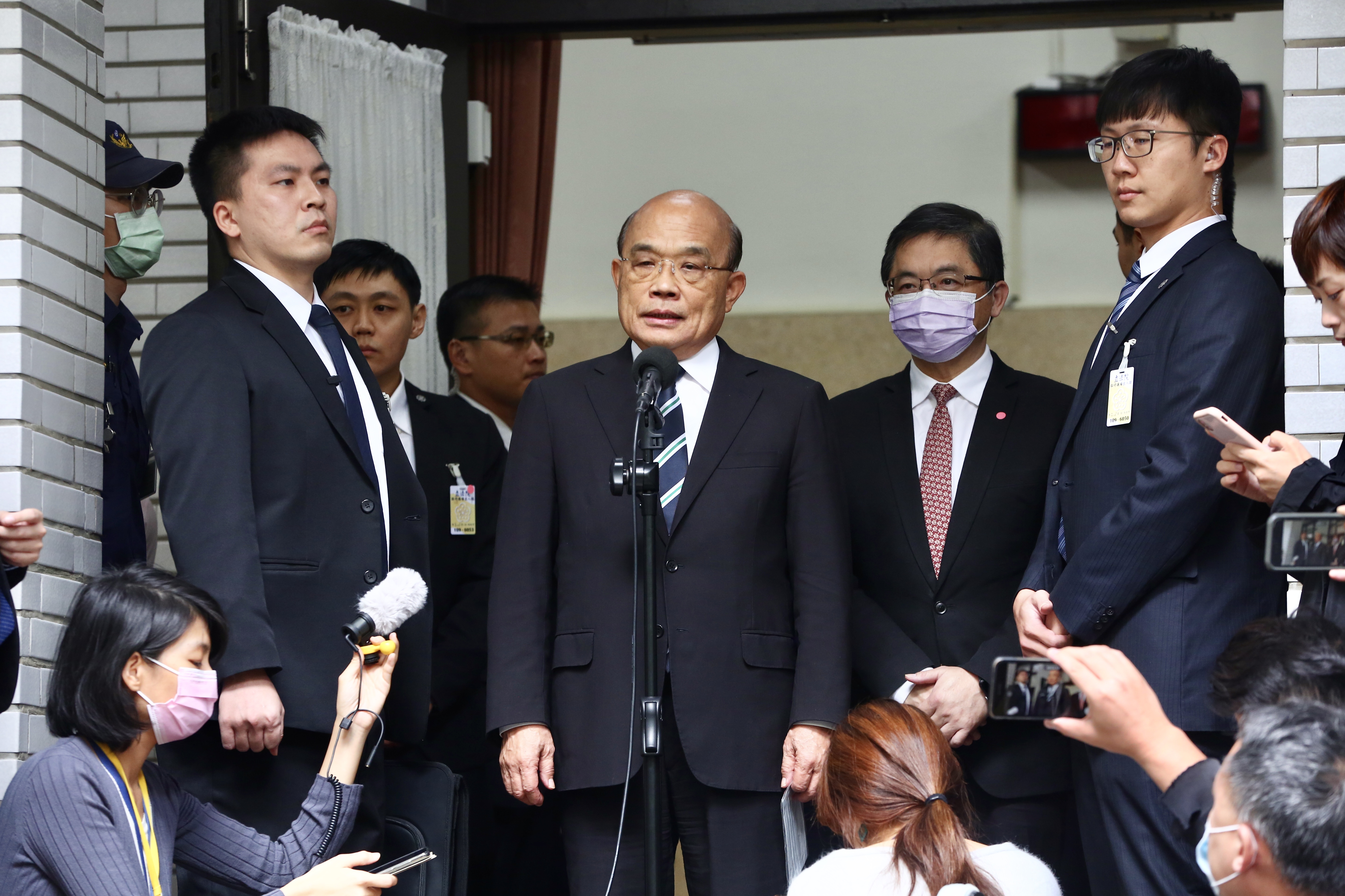 藍委一早就佔據主席台不讓蘇揆上台，讓蘇在議場外大罵國民黨領高薪卻不做事、對不起人民。 