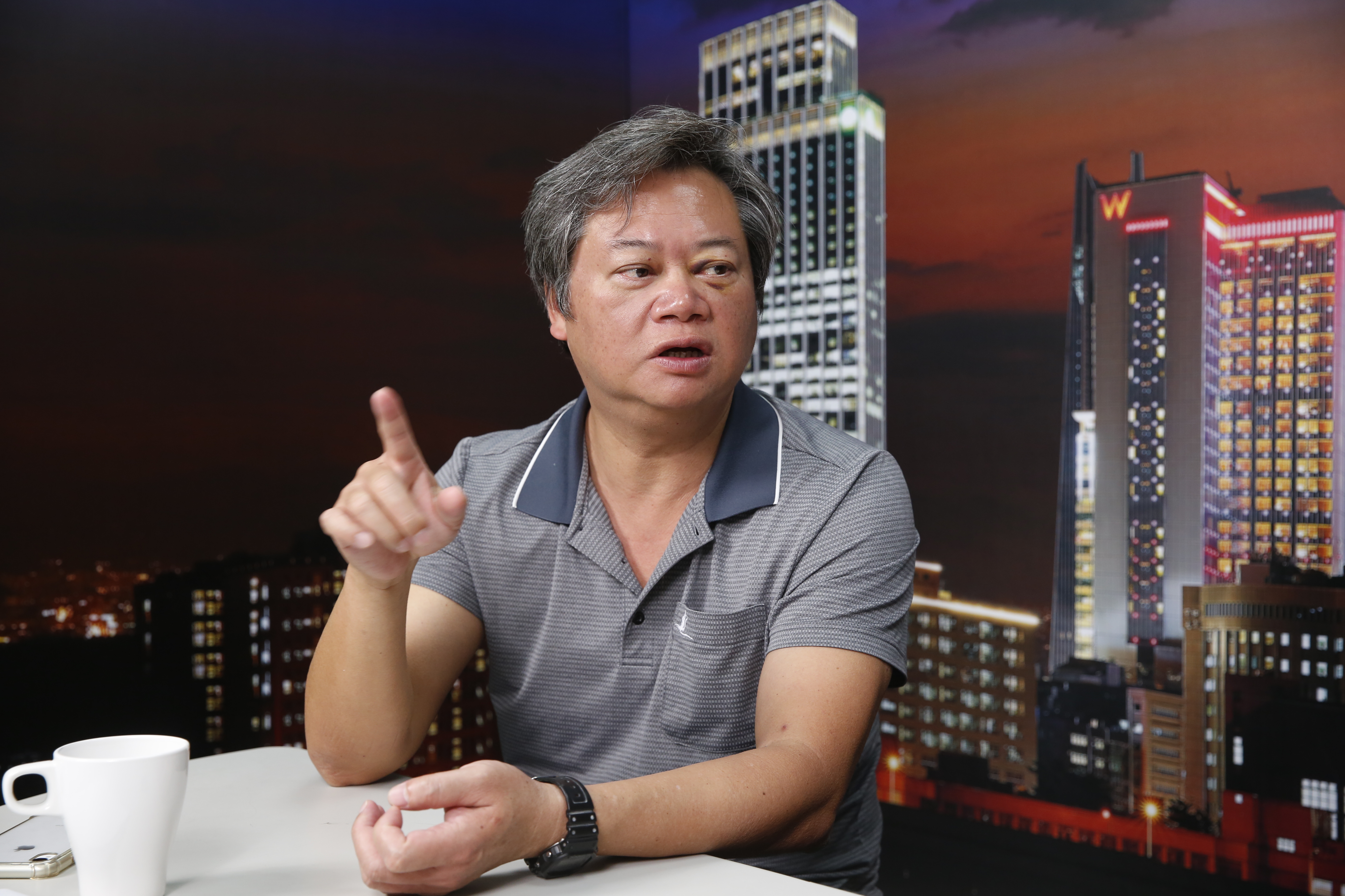 存股達人陳重銘，近期將獲利衰退的國泰金、富邦金，從存股名單中剔除。