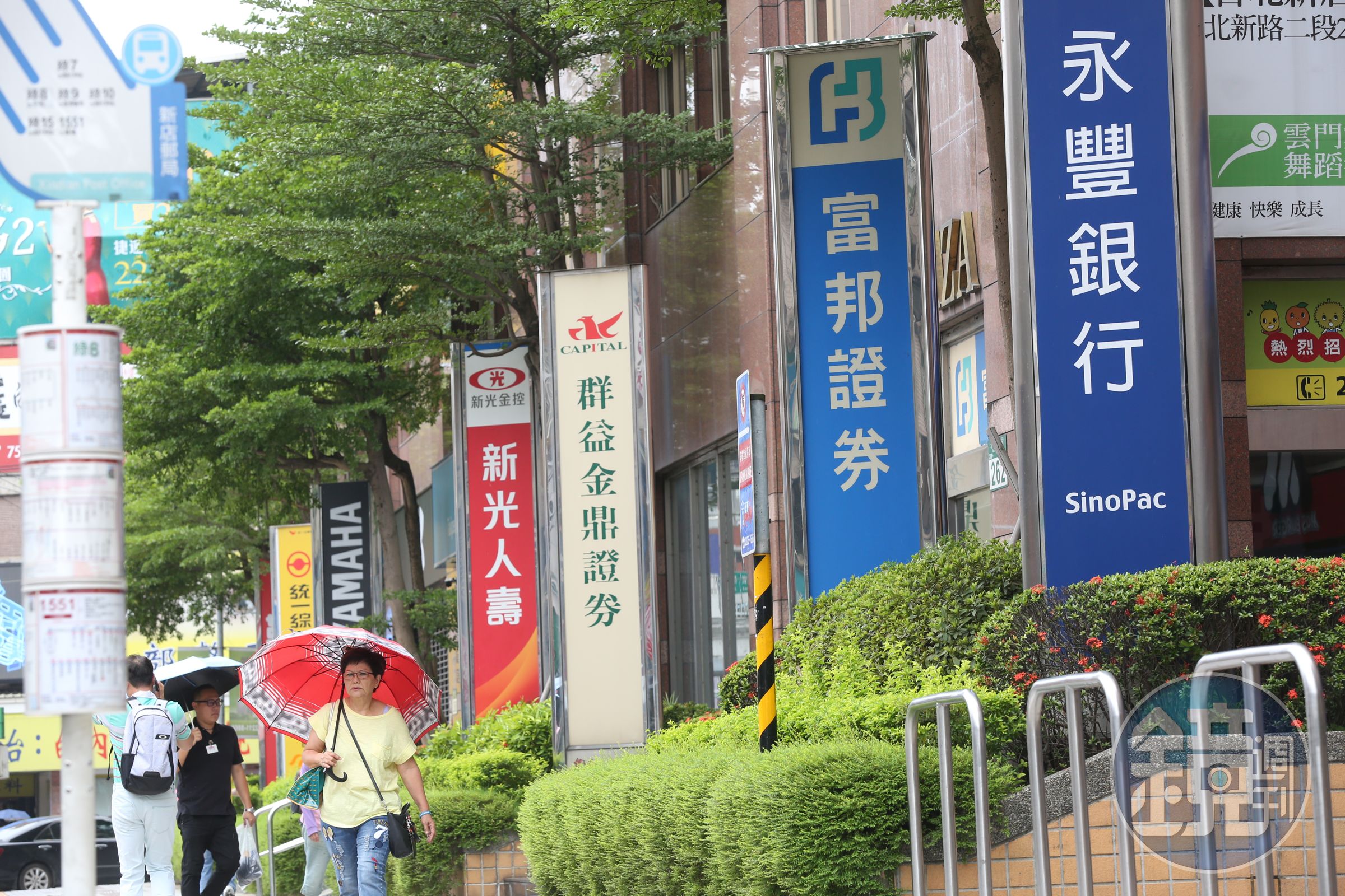 金融股價持續疲軟，許多存股族在等待心中的甜蜜進場點。