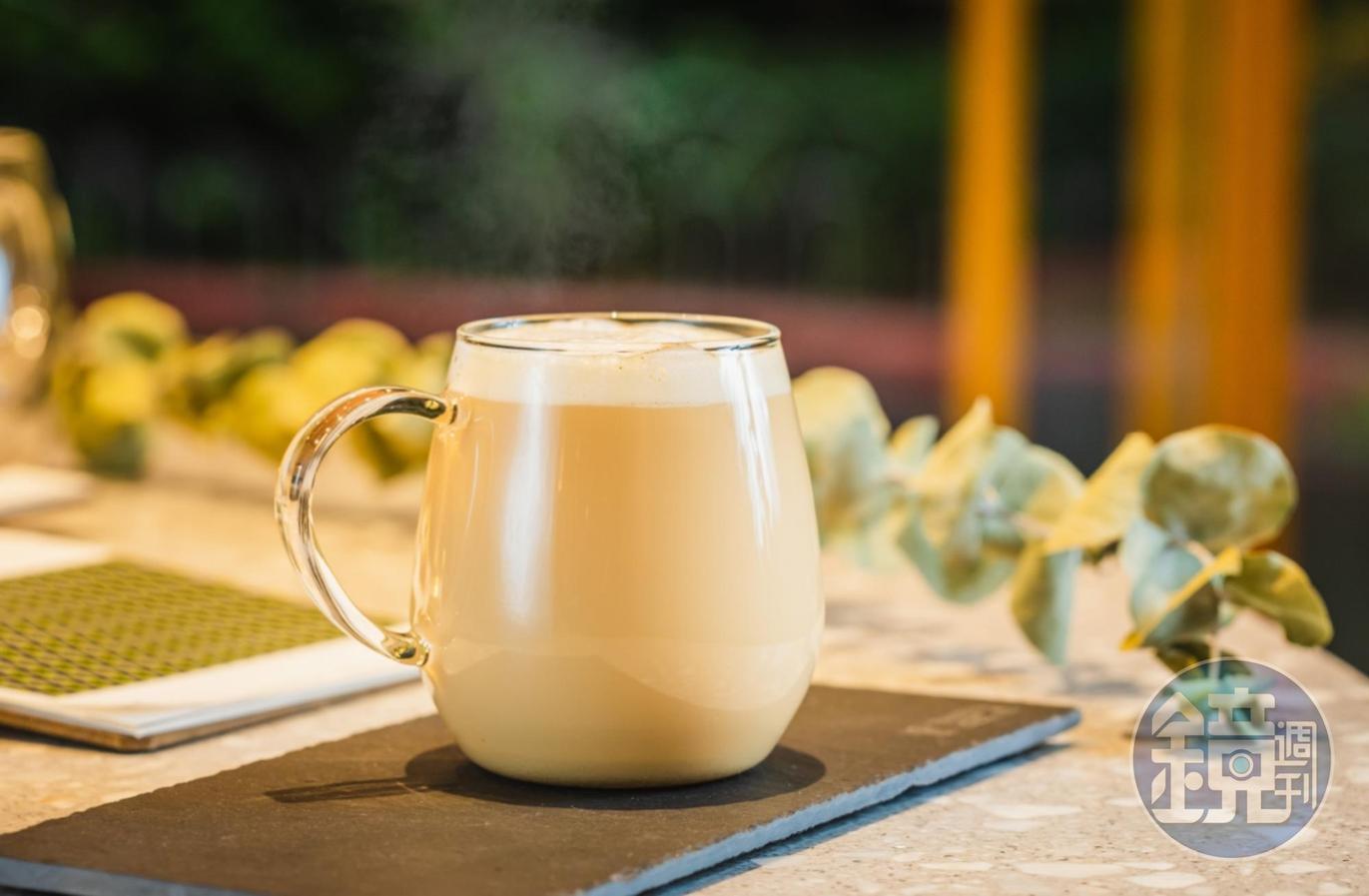 強調不加糖，以各類茶款搭配鮮乳坊牛奶製成茶韻濃厚的「茶奶」。（140元～160元／杯）