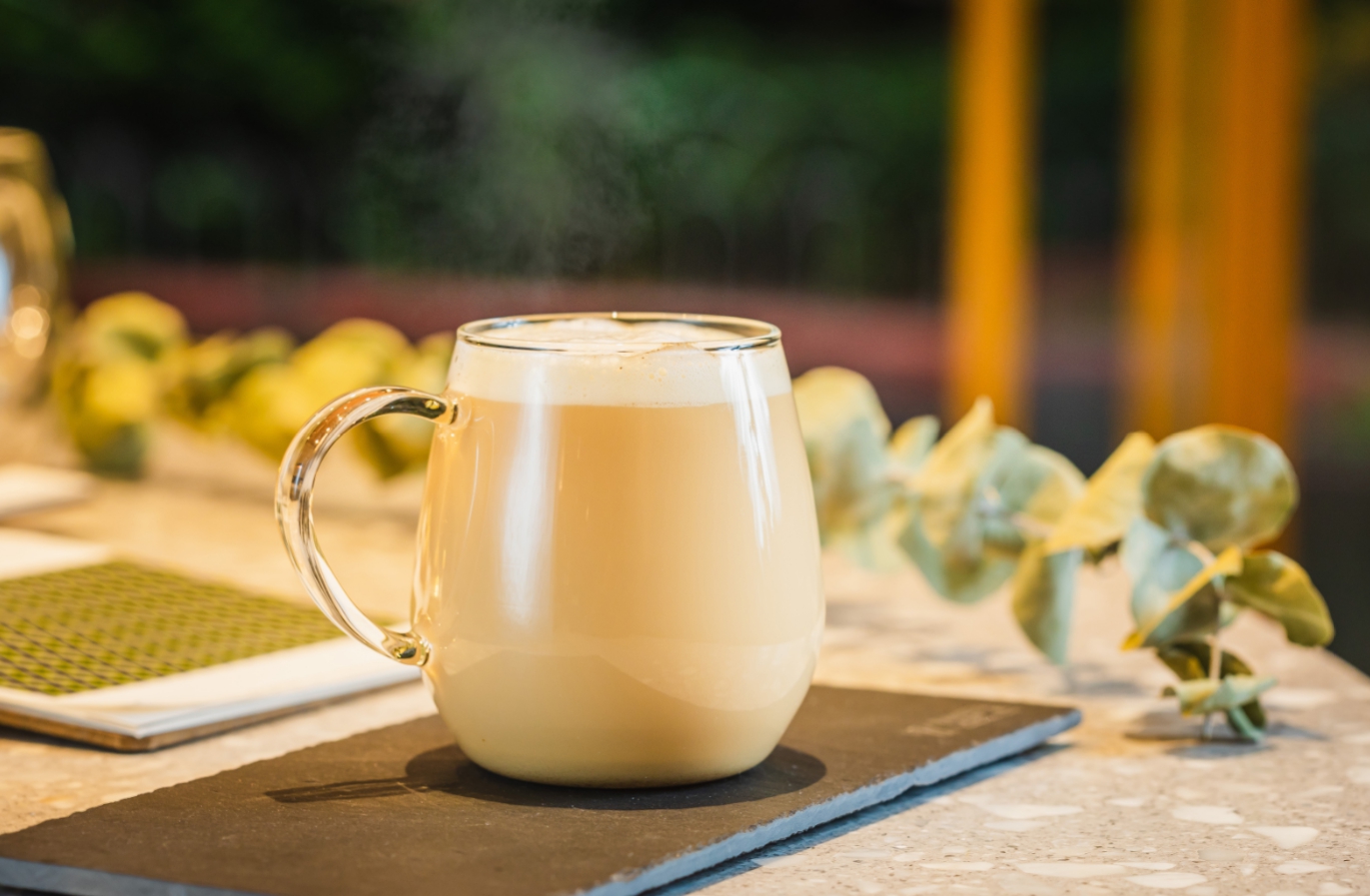 強調不加糖，以各類茶款搭配鮮乳坊牛奶製成茶韻濃厚的「茶奶」。（140元～160元／杯）