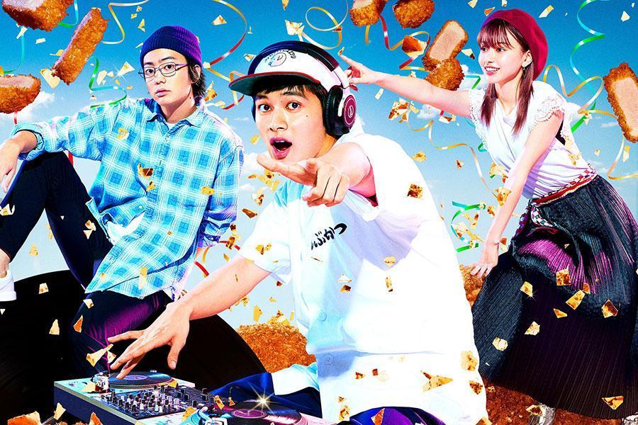 伊藤健太郎(左)與緋聞女友山本舞香(右)都有演出今在日本上映的新片《炸豬排DJ揚太郎》。(翻攝自lmaga.jp)