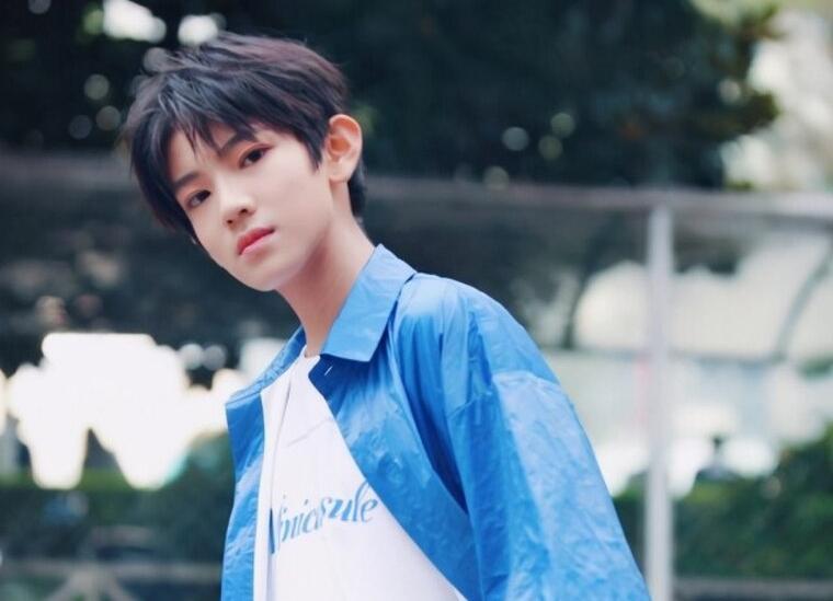 16歲鮮肉男星張銘浩鹹濕簡訊外流,扯出多項爛事遭經紀公司開除。(翻攝自微博)