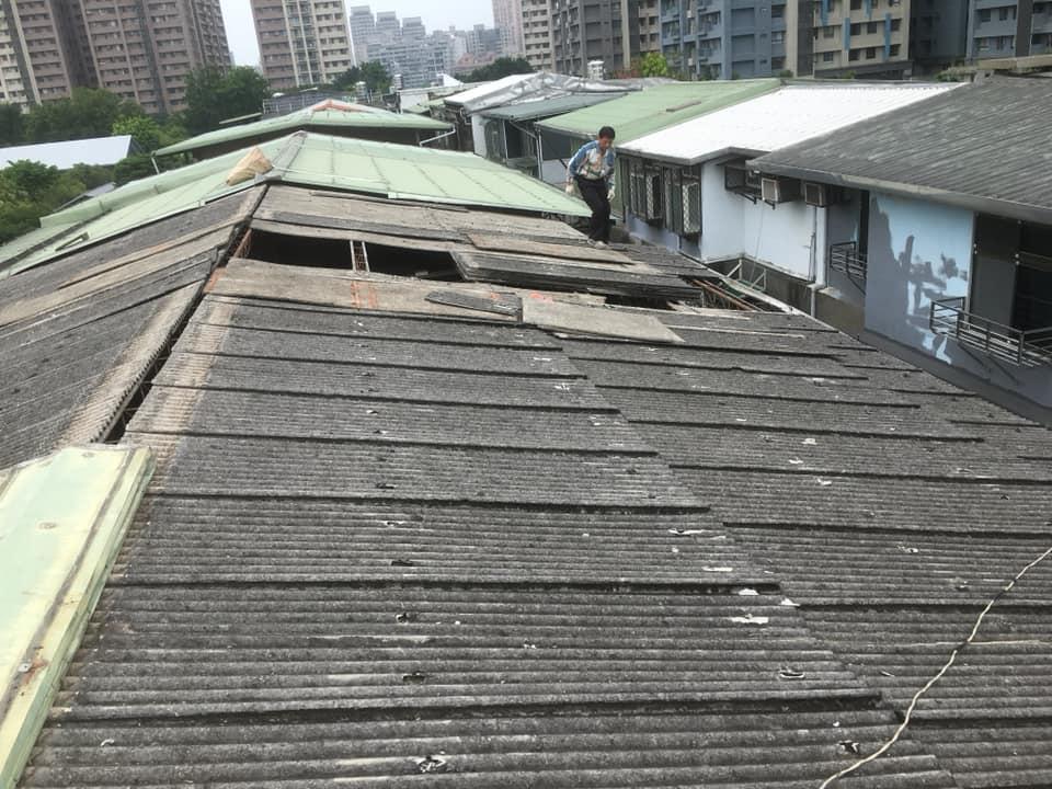 台灣一些老舊建築仍可使用石綿瓦,修繕時有石綿暴露的風險。(翻攝自聰鎰不銹鋼工程臉書)