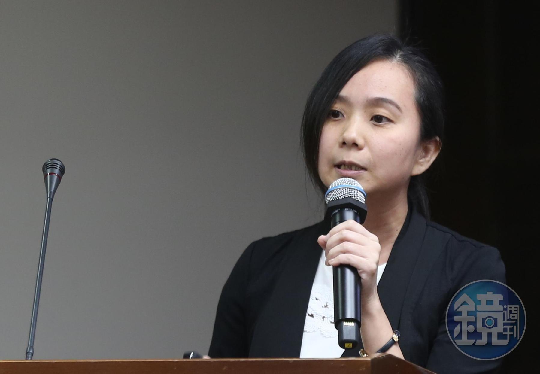 台灣職業安全健康連線執行長黃怡翎長期協助石綿疾病患者，石綿職業病認定和補償之路都相當艱困。