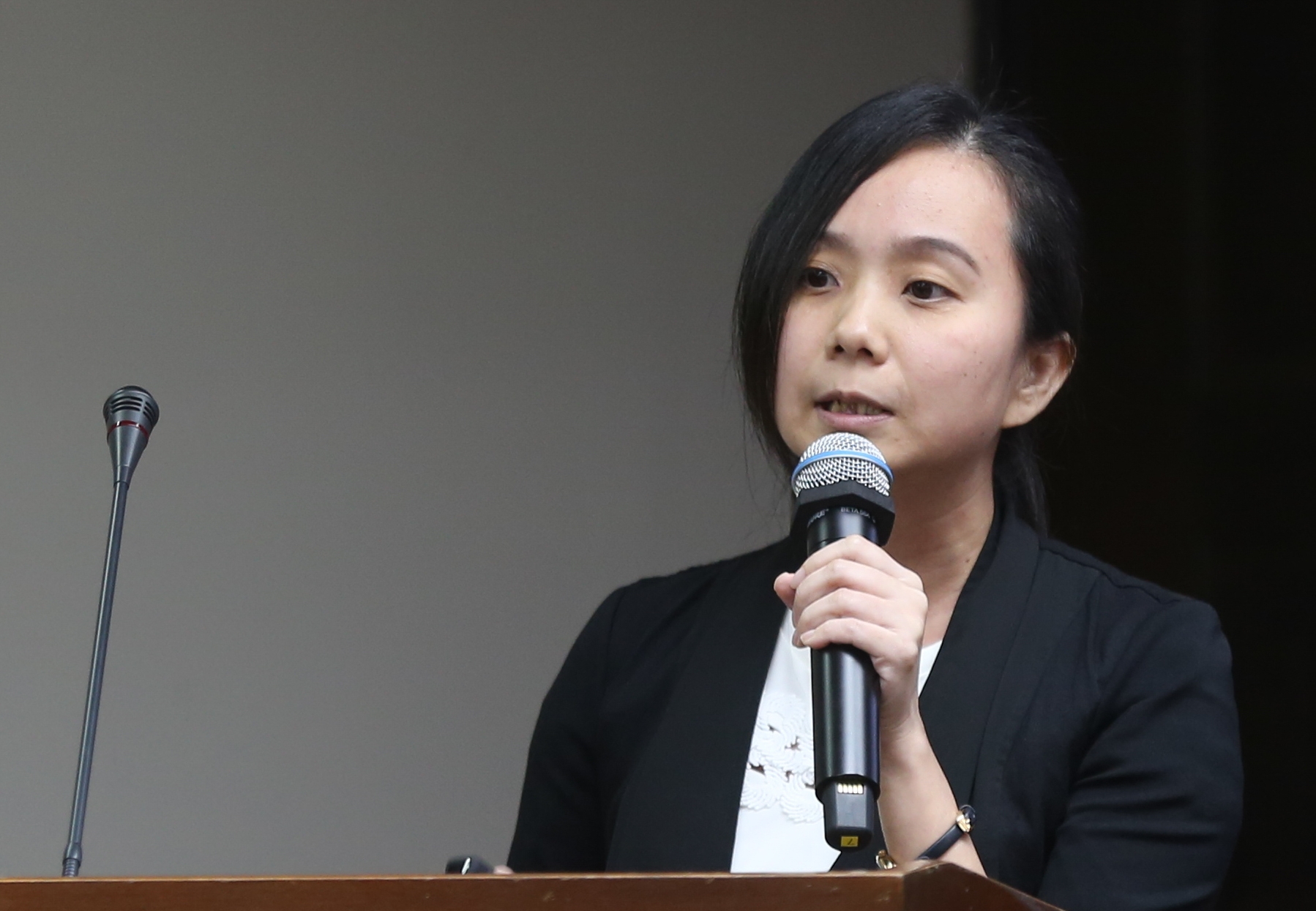 台灣職業安全健康連線執行長黃怡翎長期協助石綿疾病患者，石綿職業病認定和補償之路都相當艱困。