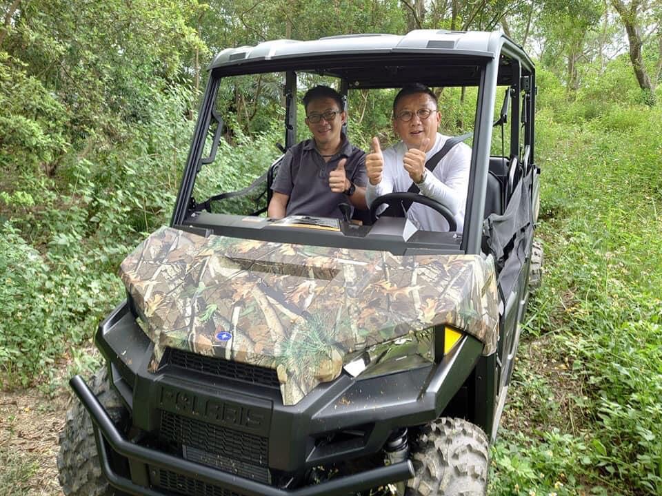 六星集總座江慶鐘開著新買的北極星軍用車，穿梭在山林小徑務農。（江慶鐘提供）