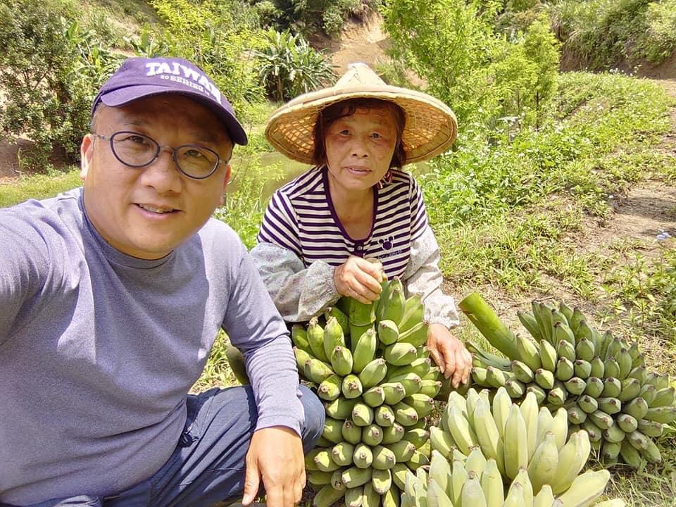 孝順的江慶鐘,每週都陪媽媽在自家農場種菜種水果度週末。(江慶鐘提供)