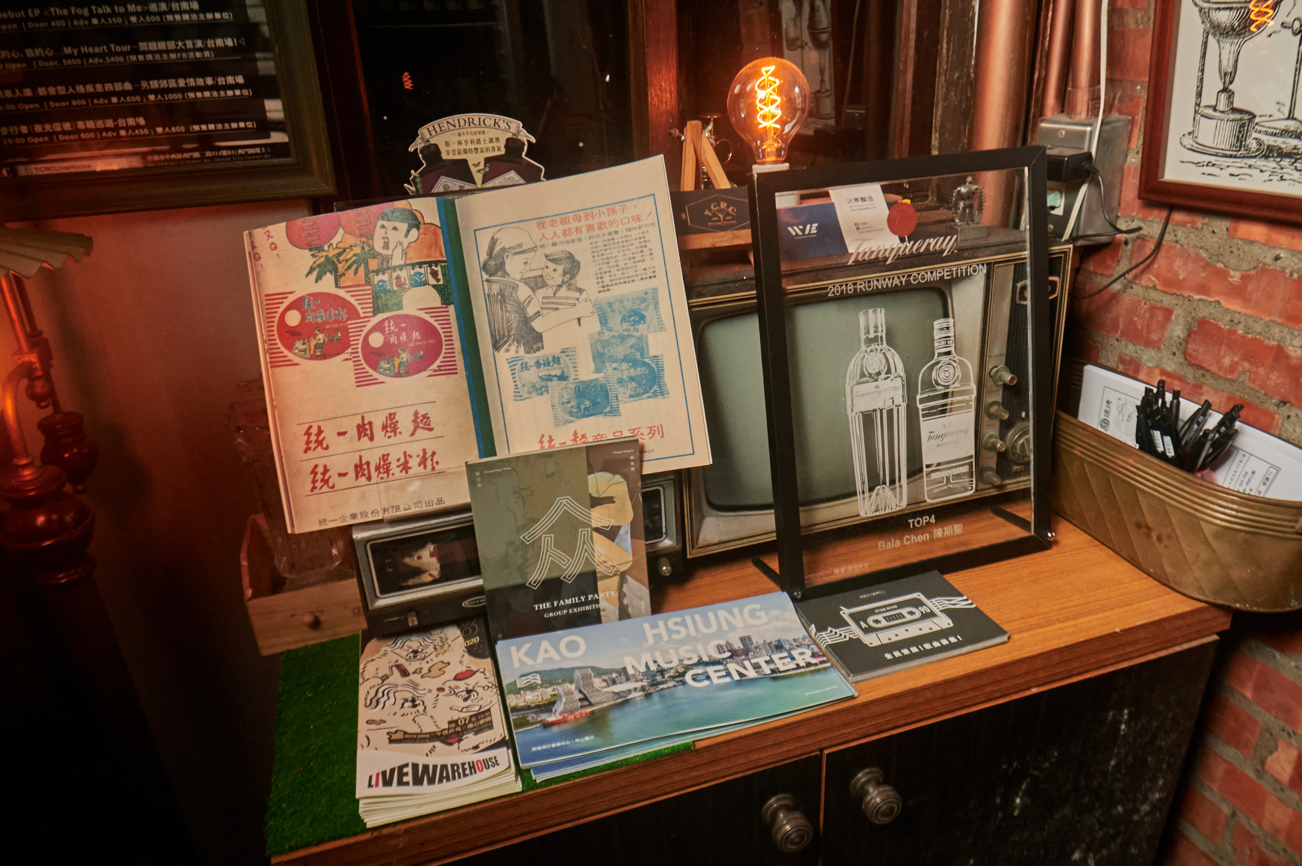 在府城酒吧「TCRC」看到復古的統一麵畫報，格外有Fu。（統一麵提供）
