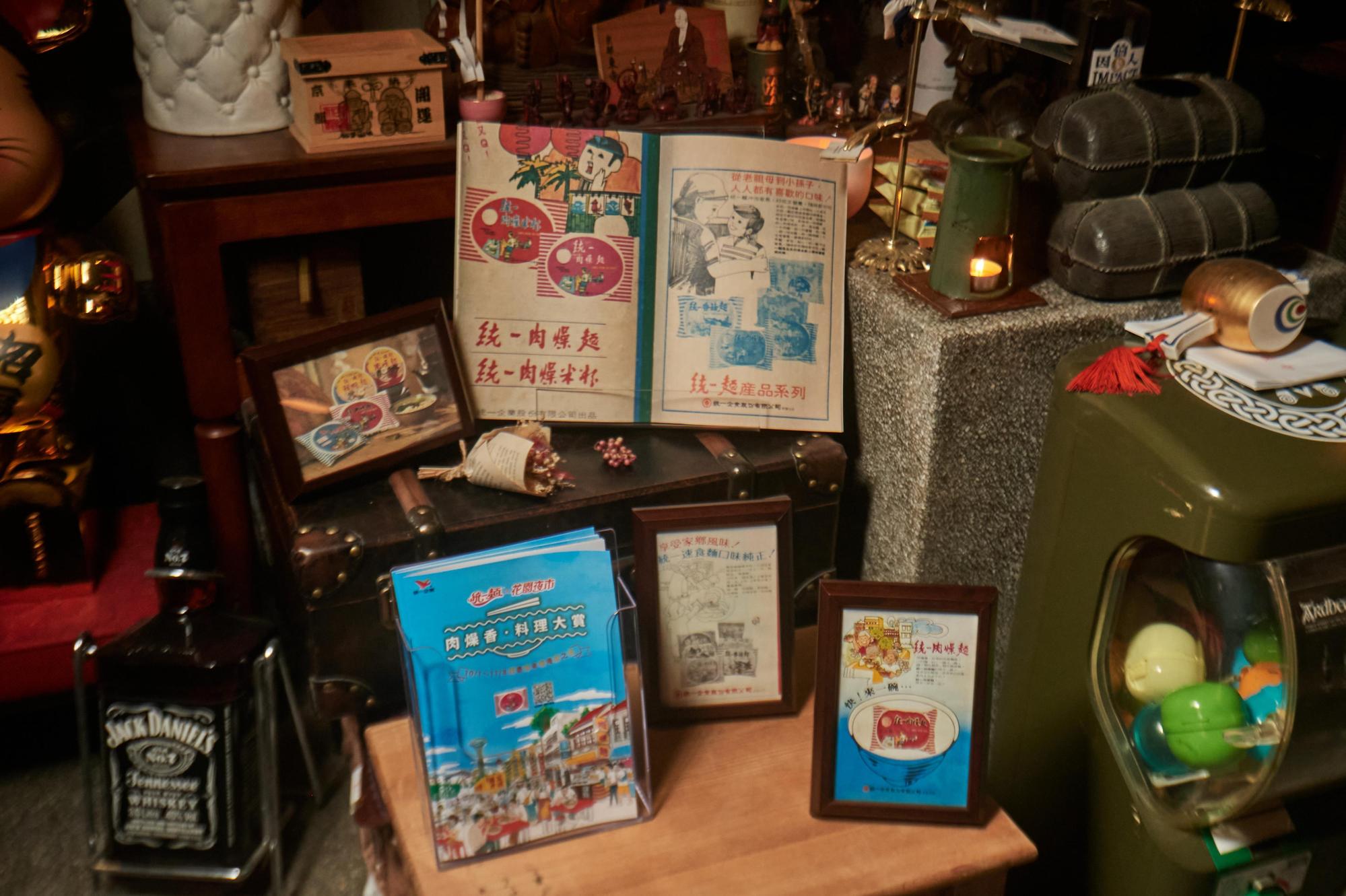 老宅酒吧「Bar Home」也把統一麵復刻畫報融入酒吧裝飾中。(統一麵提供)