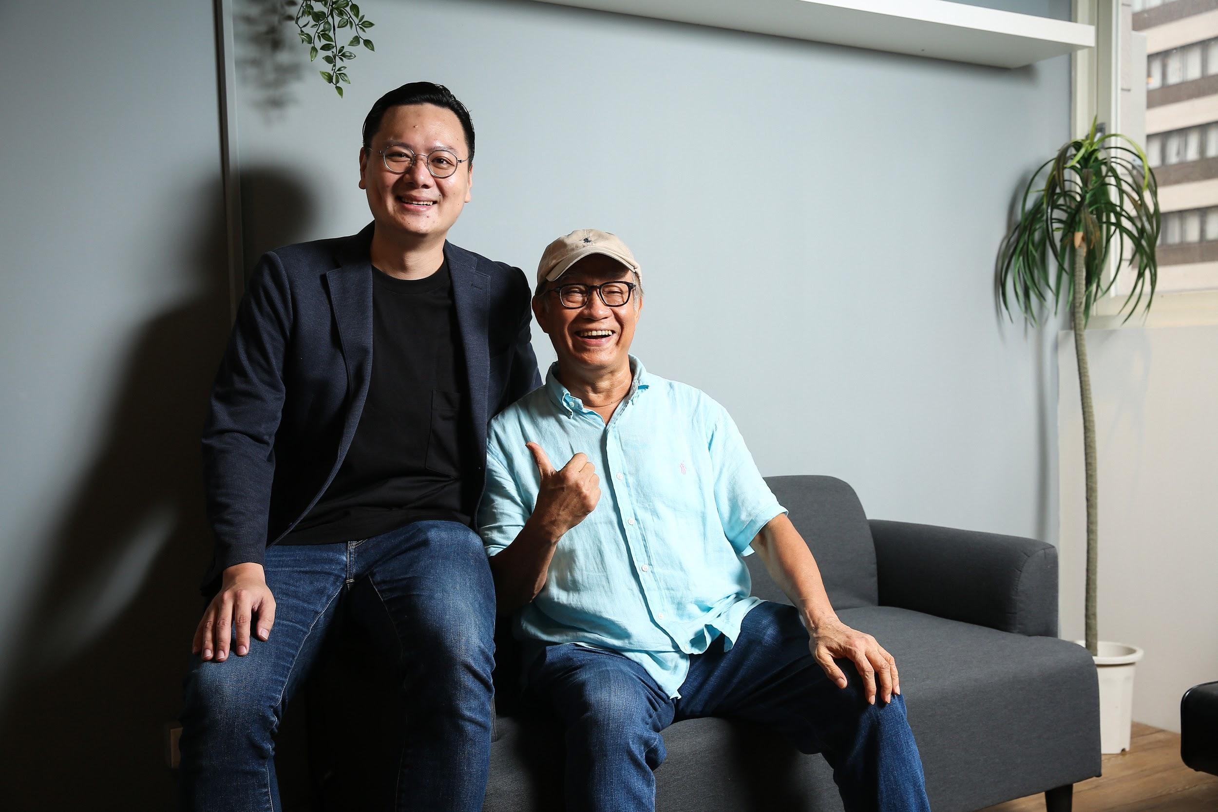 監製廖慶松（右）在新銳導演許承傑（左）編導的第一部電影《孤味》中，協助申請輔導金、後製剪接。