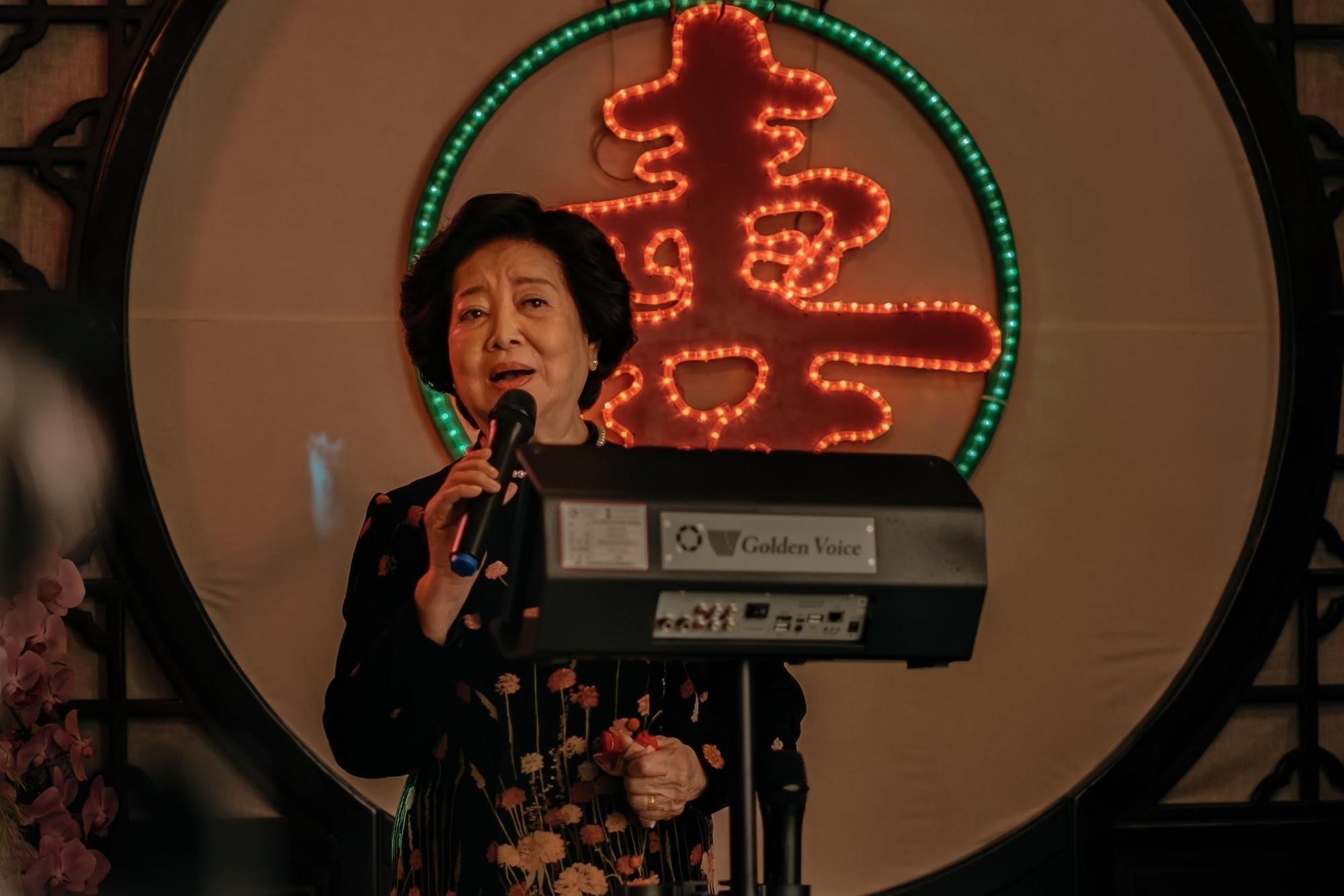 片中阿嬤陳淑芳雖然丈夫拋妻棄女，但堅強的她以獨門蝦捲料理養大女兒、開啟事業。 （威視提供）