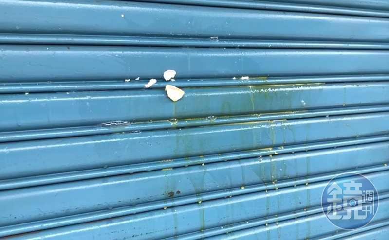 擄走勒斃外籍女大生的梁嫌住家遭不滿民眾砸蛋洩憤。（讀者提供）