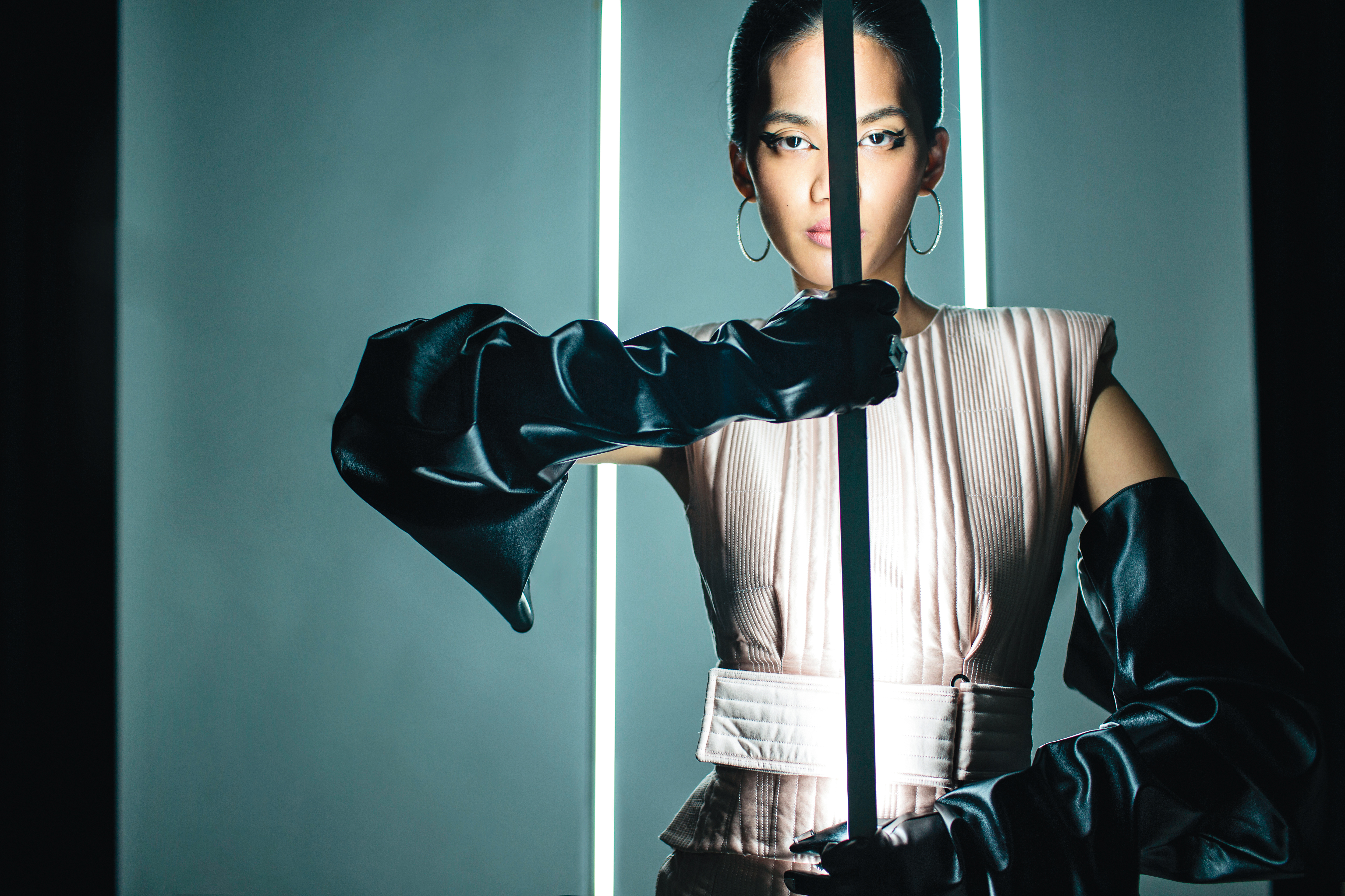 粉色墊肩洋裝 NT$132,000 by FENDI／水晶圈圈耳環 NT$4,990 by SWAROVSKI／寬版水晶指甲手套 NT$2,980 by Phoenix Yang。