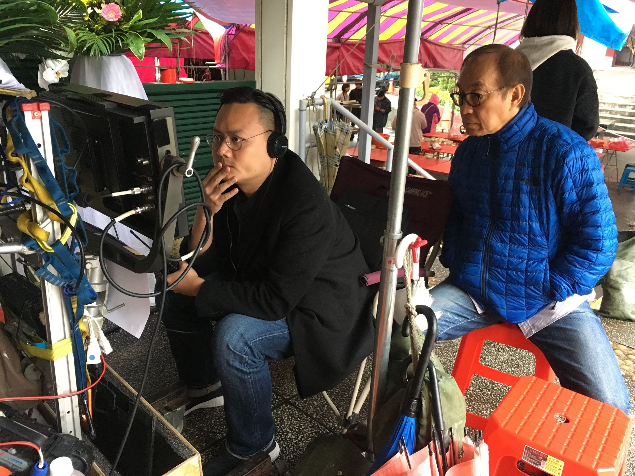 監製廖慶松（右）建議導演許承傑（左）在《孤味》完成後先舉辦一般觀眾測試場，了解觀眾反應。（威視提供）
