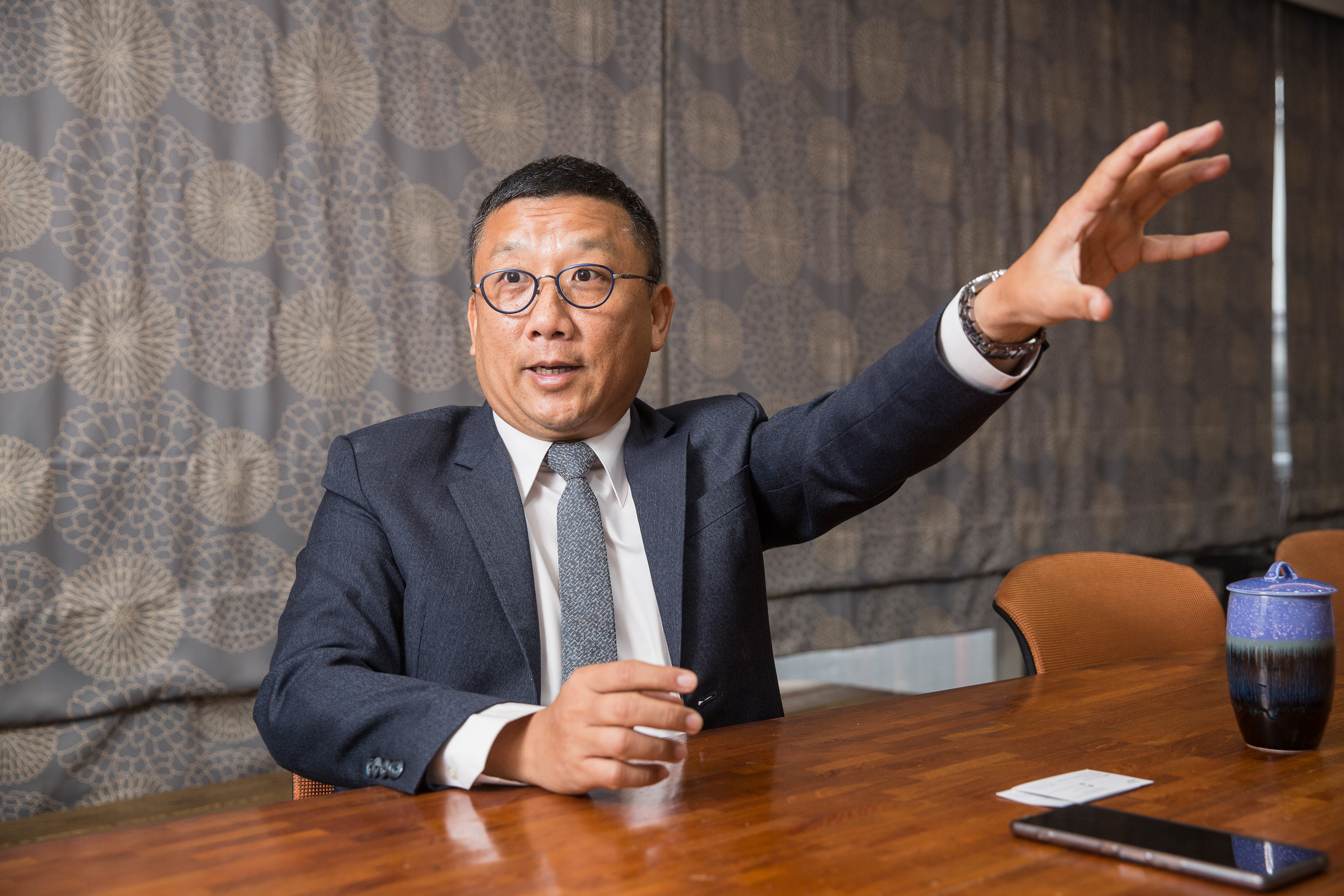 江慶鐘回憶往事，說自己從小人緣就不錯，在軍中時還因為勤奮有禮貌，獲得很多長官喜愛，「我28歲結婚請客時，現場就超過十顆星！」