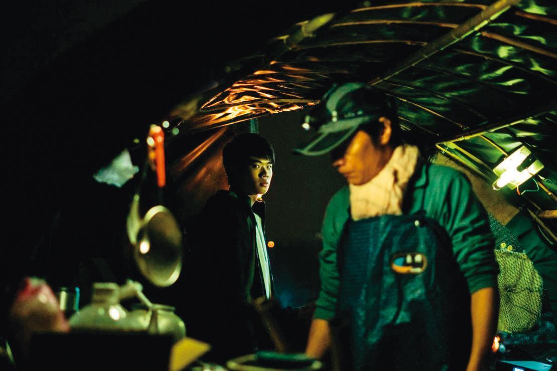 潘親御（左）與已故影帝吳朋奉（右）在《降河洄游》演父子，難忘吳朋奉在片場待他如親生兒子，陪著練習台詞的珍貴回憶。（高雄電影節提供）