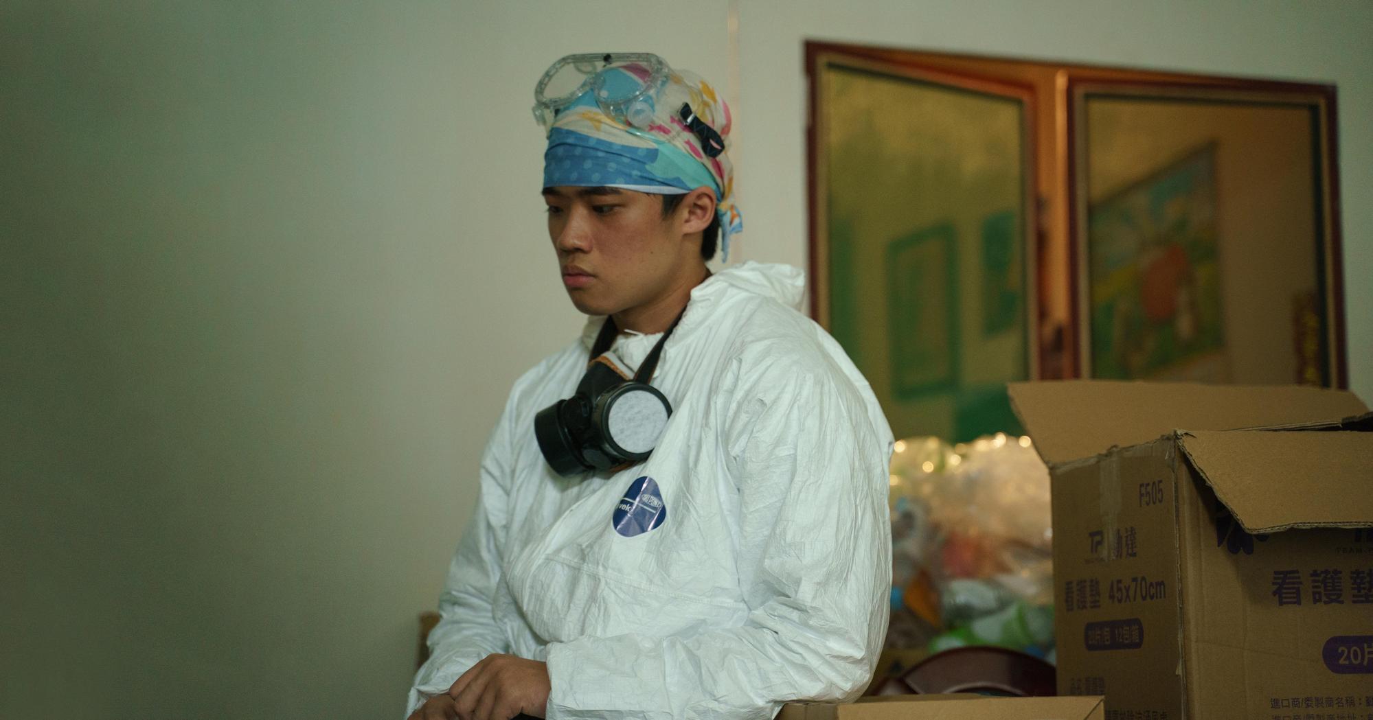 潘親御在《公視人生劇展－人生清理員》飾演清理死亡現場的打掃清潔員，還是個撫養女兒的單親爸爸。（果陀娛樂提供）