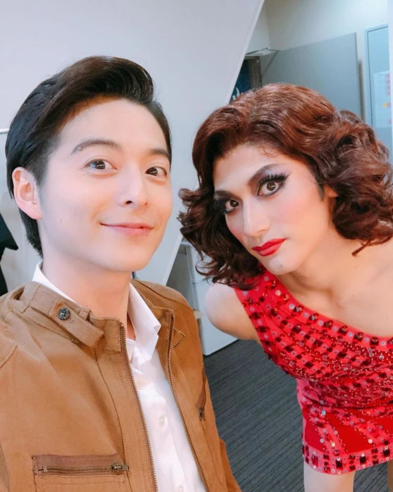 小池徹平(左)在IG放上他與三浦春馬(右)合作音樂劇《Kinky Boots》的自拍。(翻攝小池徹平IG)