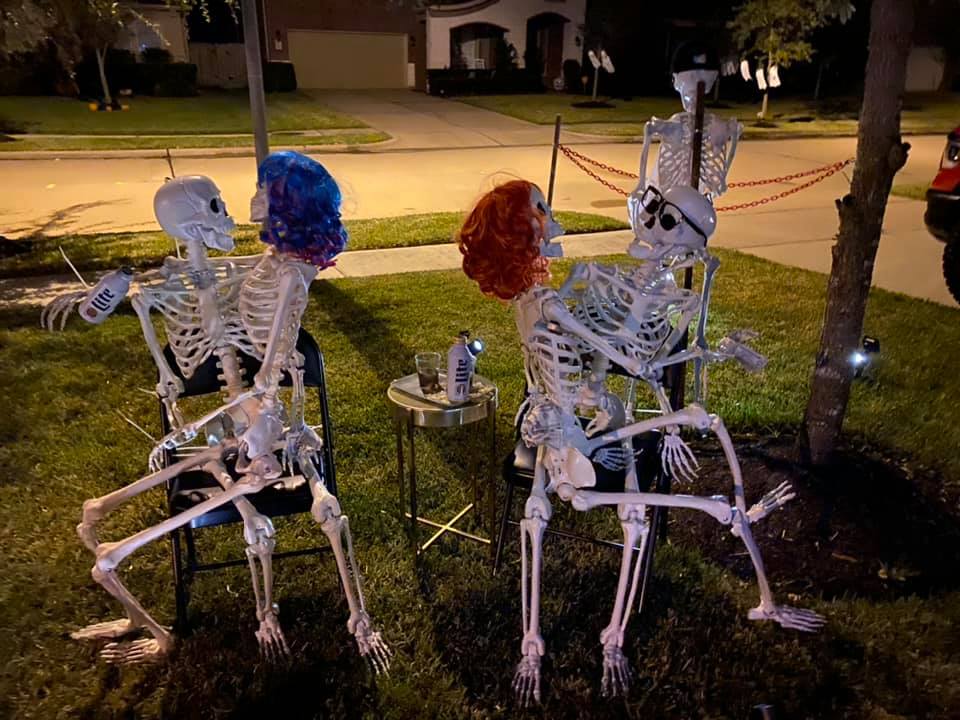 美國德州一名女子用骷髏頭裝飾自家庭院，打造骷髏「脫衣俱樂部」。（截自Angela Nava臉書）
