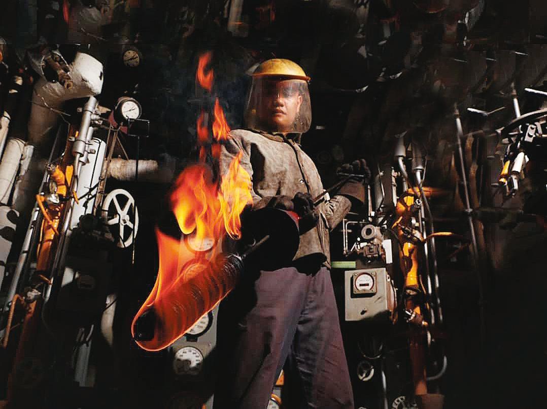 軍艦鍋爐艙工作環境艱辛,因長年缺乏工作安全衛生意識,不少退伍軍人都有職業傷病隱憂。示意畫面,圖非當事人。(翻攝中華民國海軍臉書)