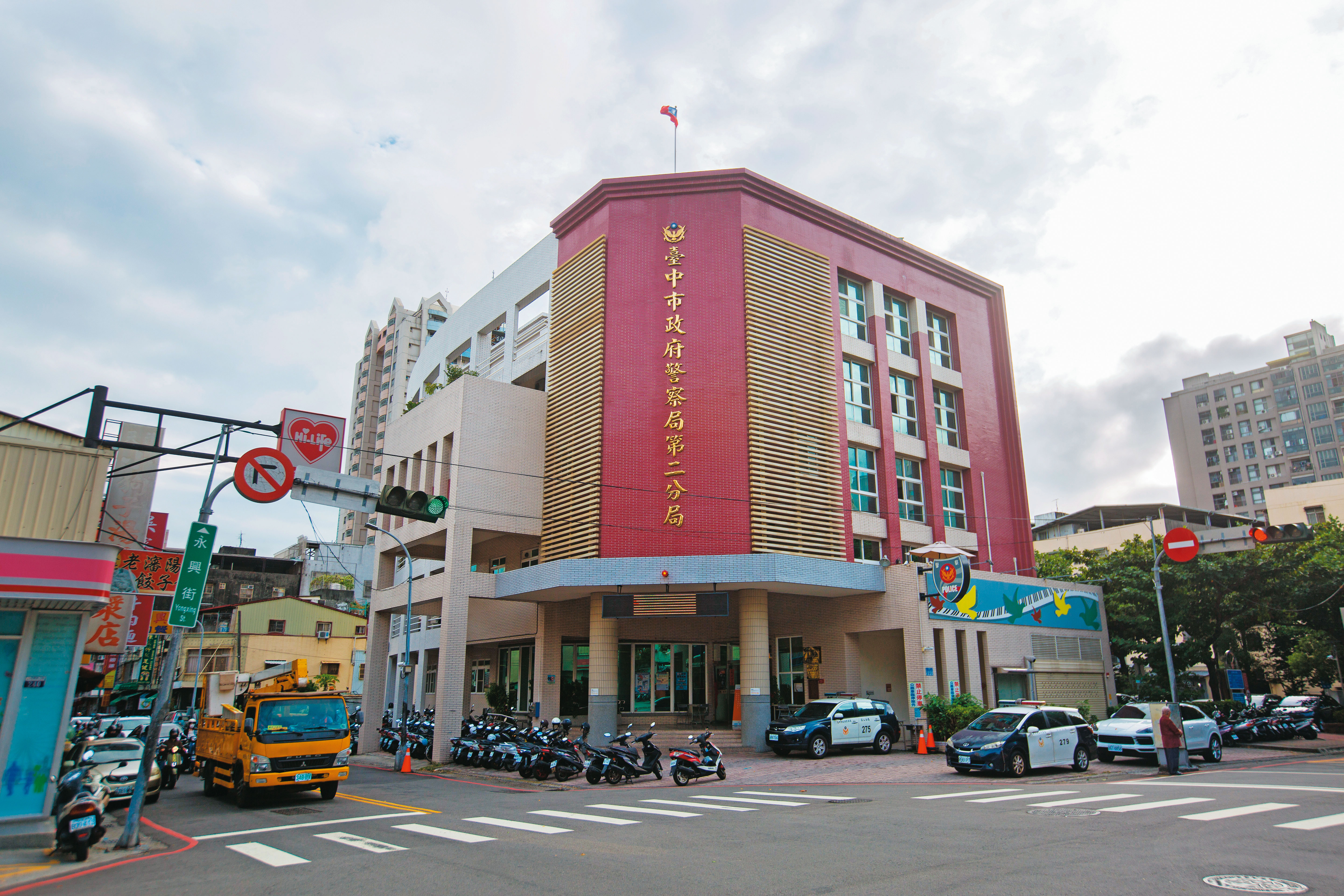 小芬在閨密李姐的陪同下，前往台中市警局第二分局（圖）報案。