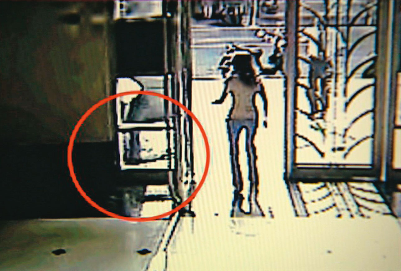 楊慶順(紅圈處)在小三住處的大門口前,遭殺手擊斃。(翻攝畫面)