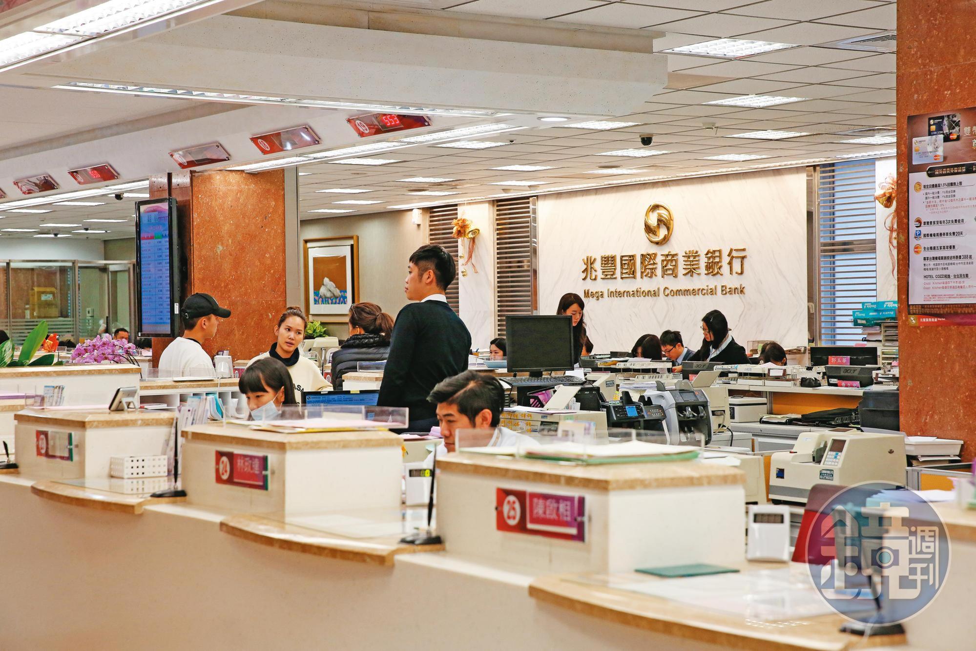 受子公司兆豐銀獲利衰退影響，兆豐金今年前9月盈餘明顯滑落。