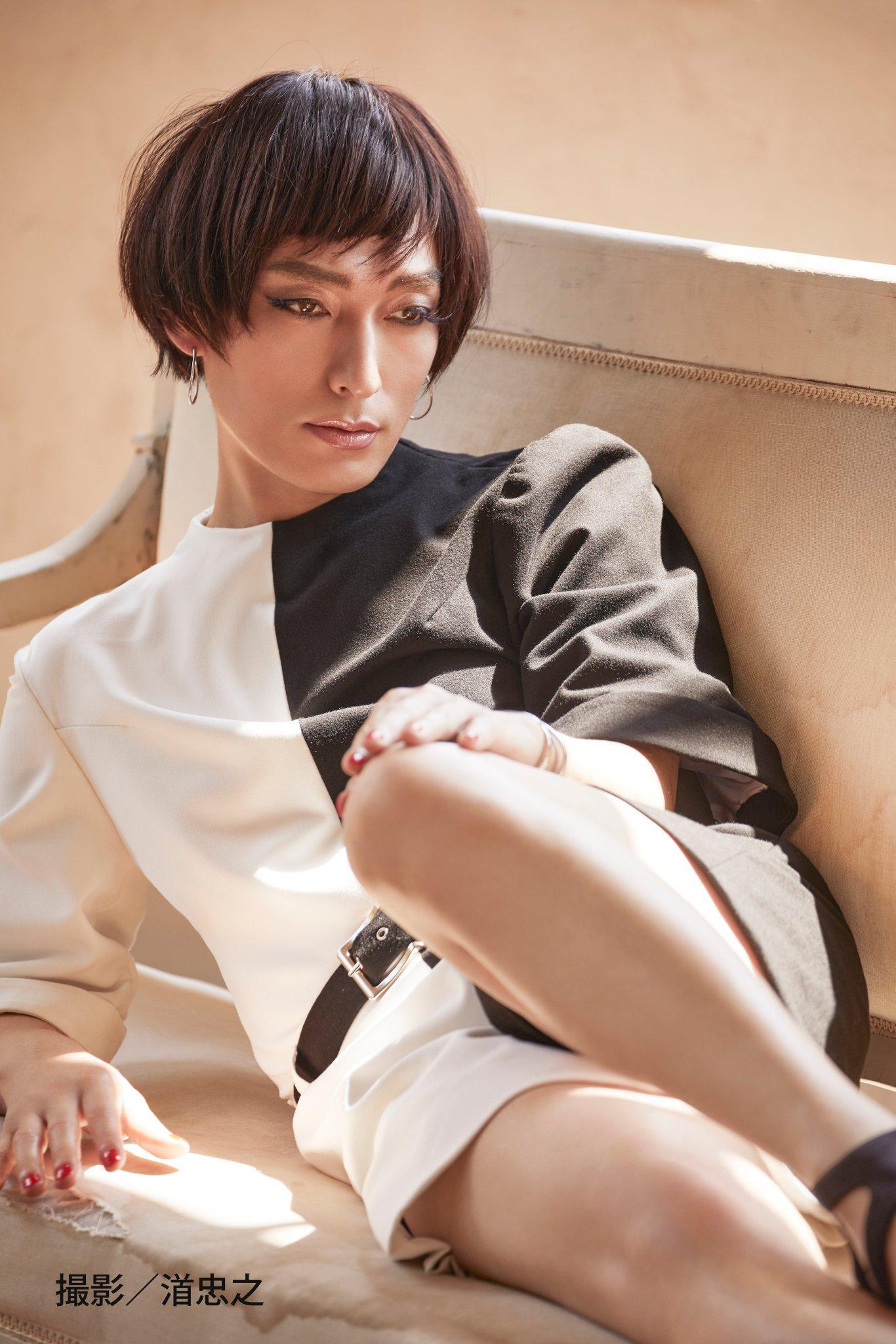 草彅剛以他所扮演的角色「凪沙」登上「週刊文春」的「原色美女圖鑑」單元。(翻攝午夜天鵝推特)