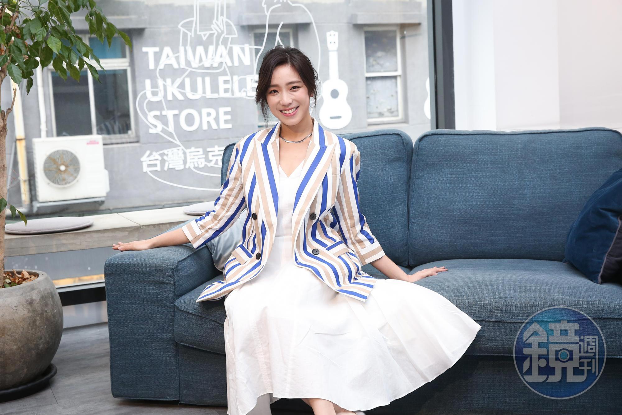 梁舒涵在記者會上打扮宛如溫柔小女人,在劇中卻飾演一個大喇喇的女漢子。