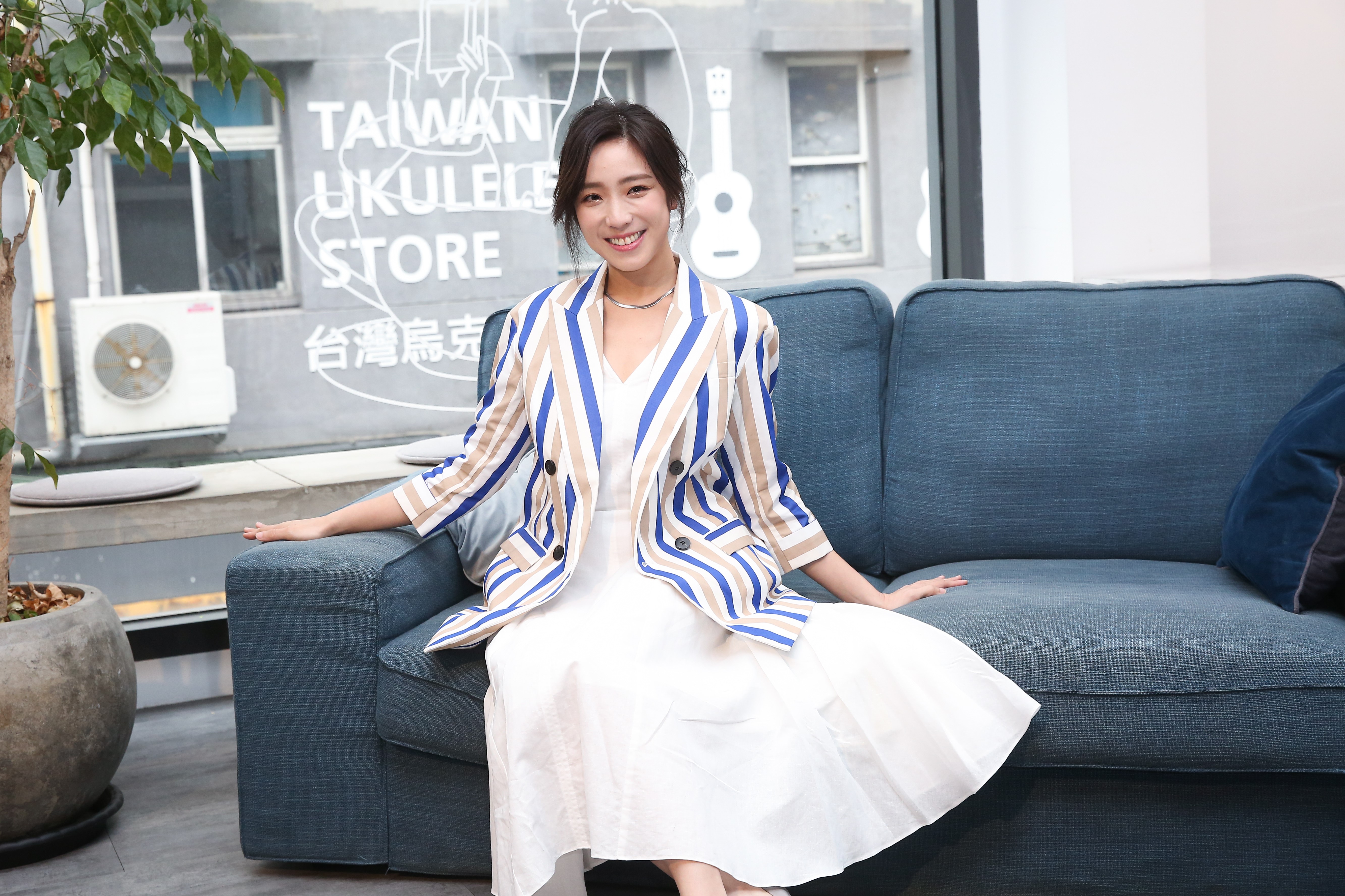 梁舒涵在記者會上打扮宛如溫柔小女人,在劇中卻飾演一個大喇喇的女漢子。