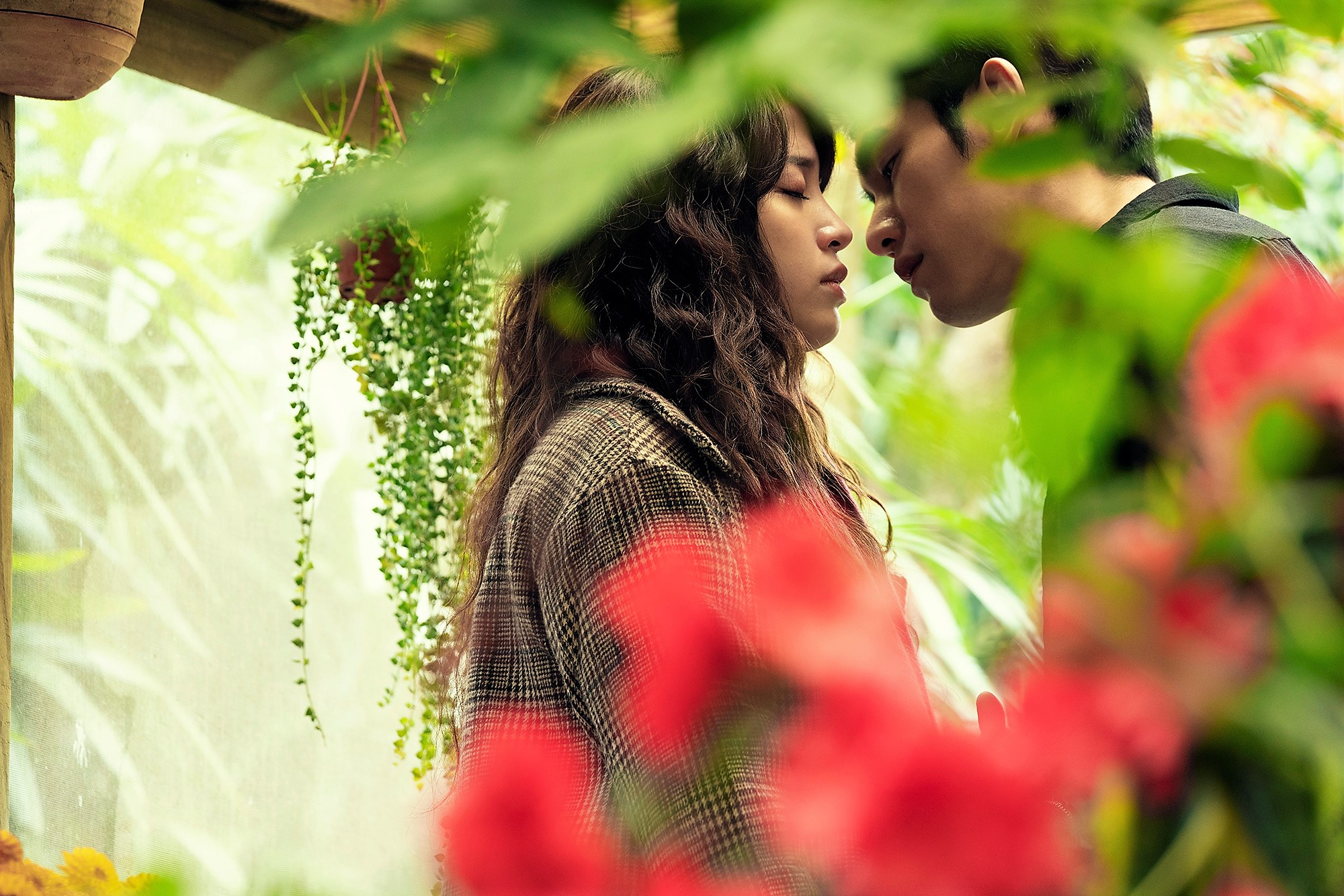 張書豪（右）在現實生活中沒被直擊與歐陽妮妮接吻，但在《腦波小姐》中倒能看到2人吻戲。（麗象影業提供）