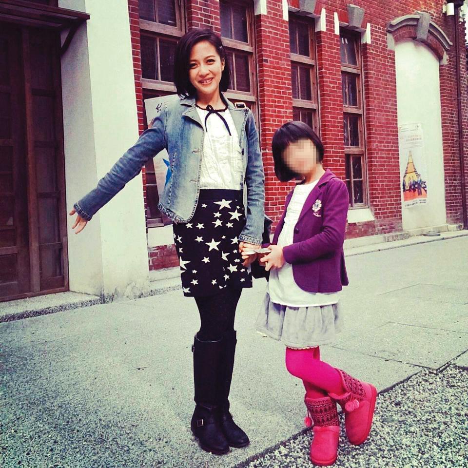 李淑楨女兒(右)遺傳了她的戲胞,2014年曾合體拍戲。(翻攝自李淑楨臉書)