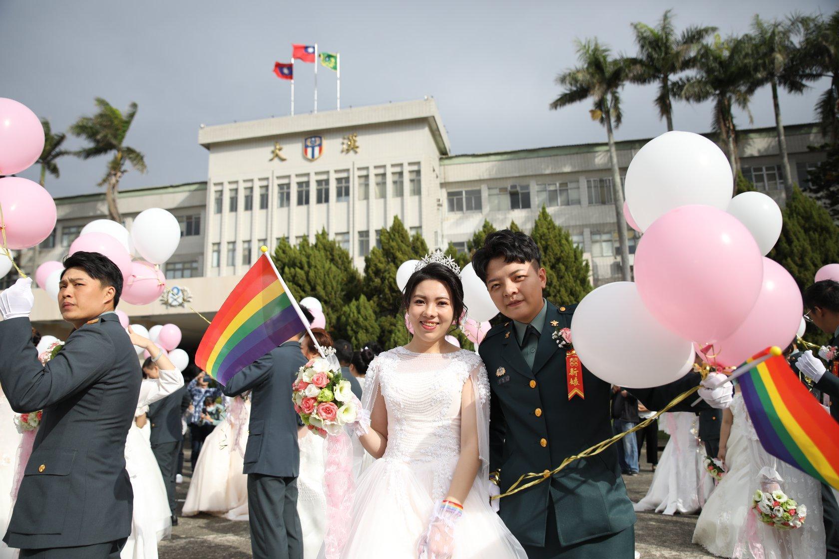 國軍聯合婚禮上飄揚彩虹旗,同志新人陳瑩宣中尉和配偶李沴稹小姐一起走上紅毯。(取自中華民國陸軍臉書)