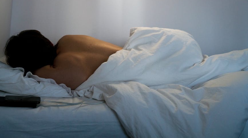 人妻與男網友見面差點遭侵犯，只好向老公求救。（示意圖，非當事人。圖片來源：PEXELS）