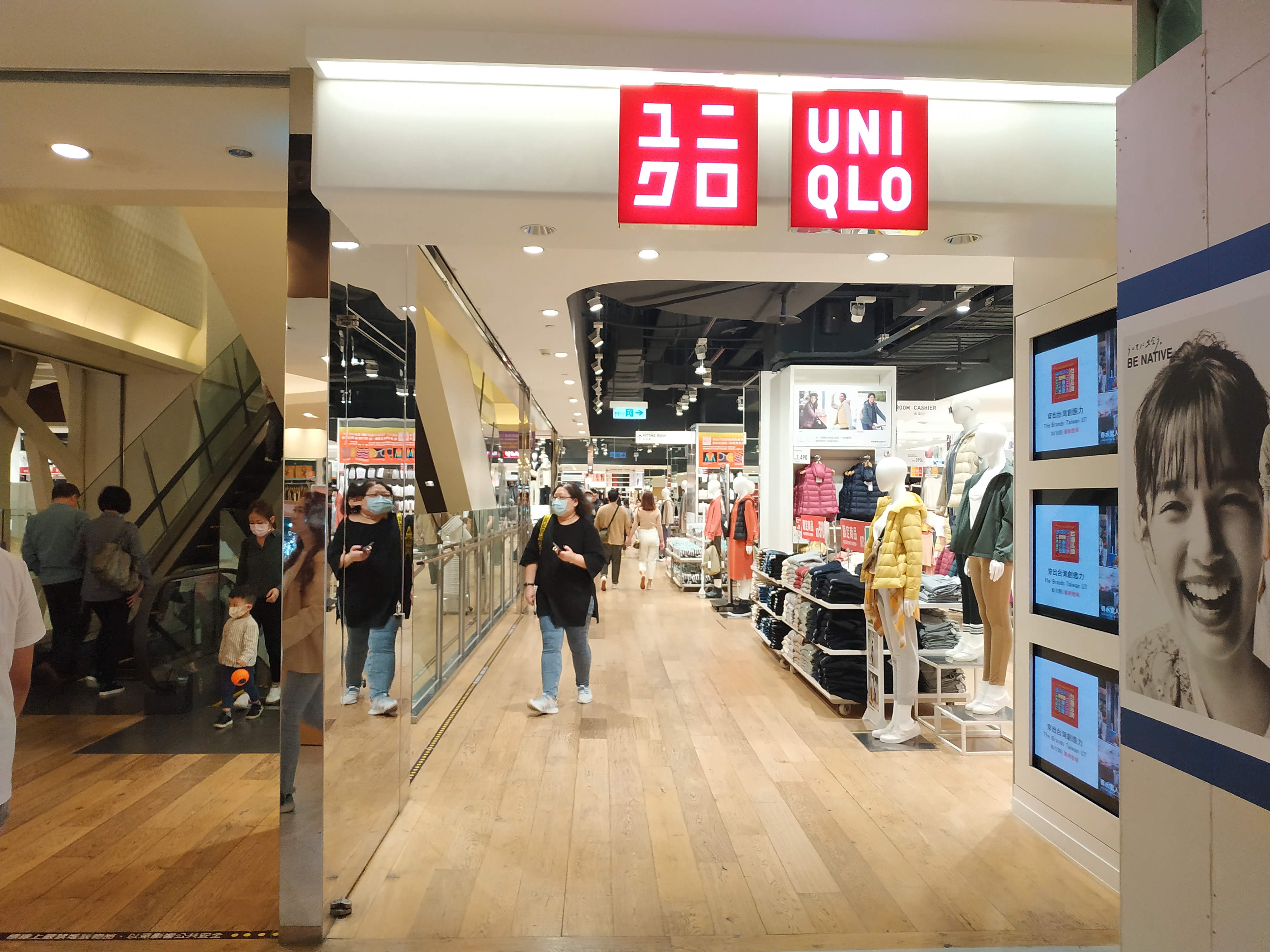 Uniqlo有員工控訴公司不當資遣。（圖中人、店家與新聞內容無關）