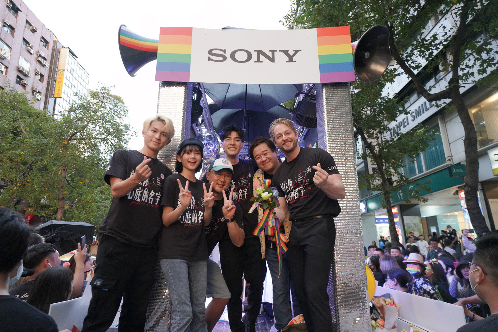 《刻在你心底的名字》監製瞿友寧、導演柳廣輝及男女主角陳昊森、邵奕玫、法比歐、林暉閔現身同志大遊行。(索尼影業提供)