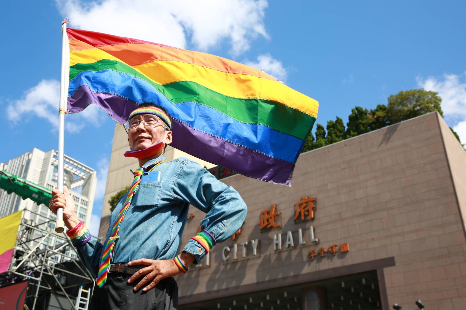 「台灣首位公開出櫃的男同志」祁家威今也沒缺席,在遊行現場高舉彩虹旗。