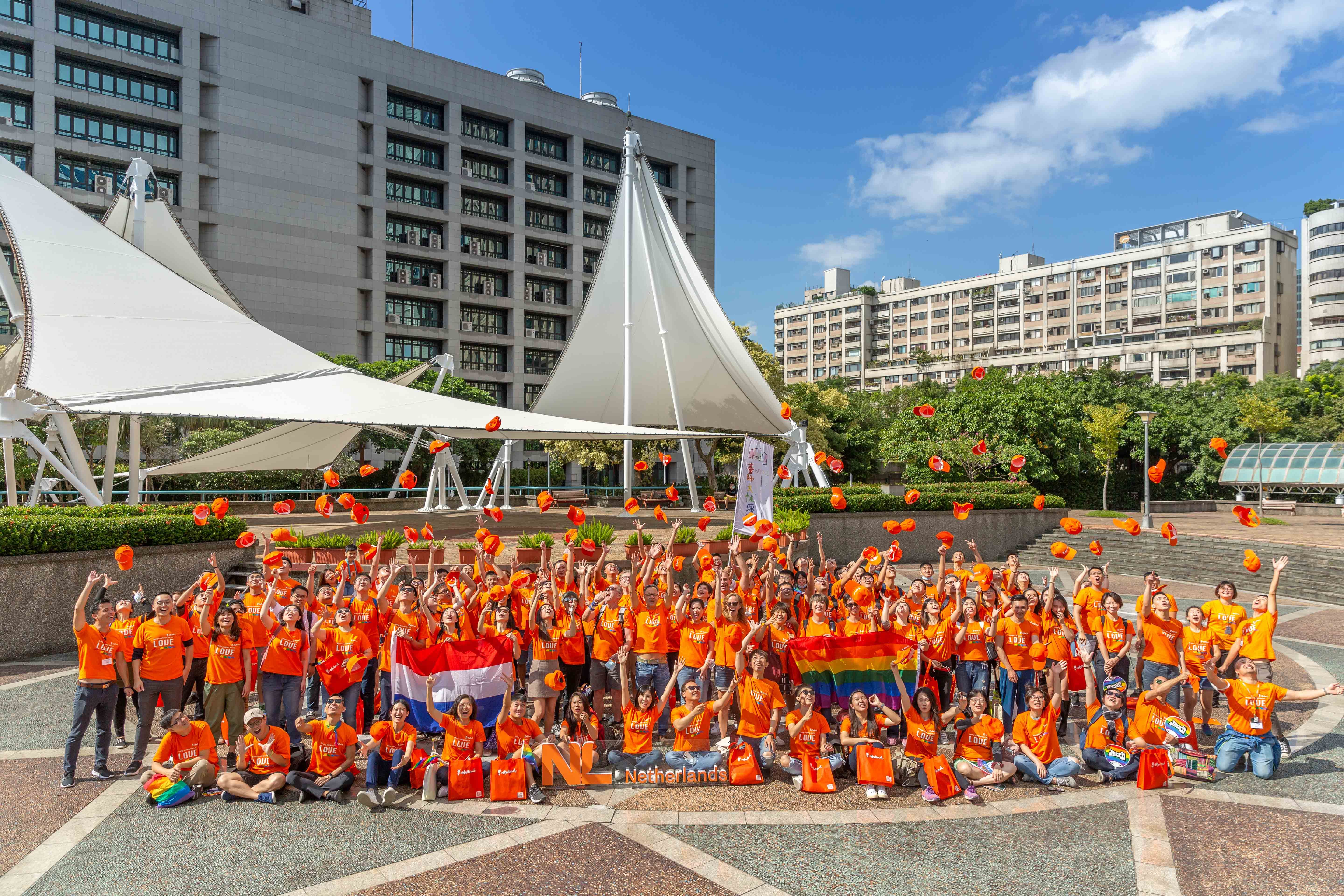 荷蘭在台辦事處發送橘色T恤，喊出口號「橘色，永遠是愛的顏色」，號召大家一同響應支持性別平權。（荷蘭辦事處提供）