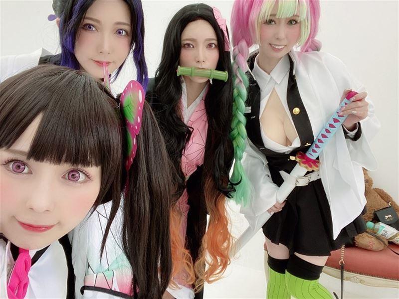 波多野結衣（左2）與閨密女優一起Cosplay《鬼滅之刃》，網友大讚「還原度超高」。（翻攝自波多野結衣推特）