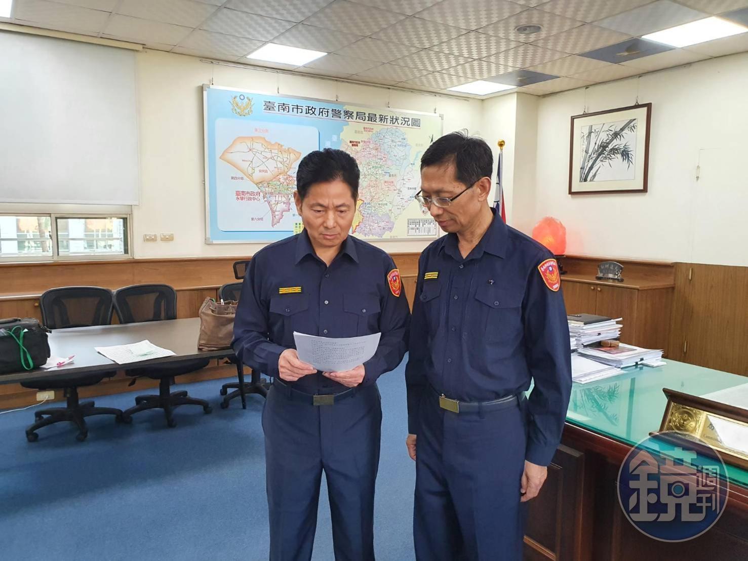 台南市警局長詹永茂(左)說明台南女大生命案懲處情形。(讀者提供)