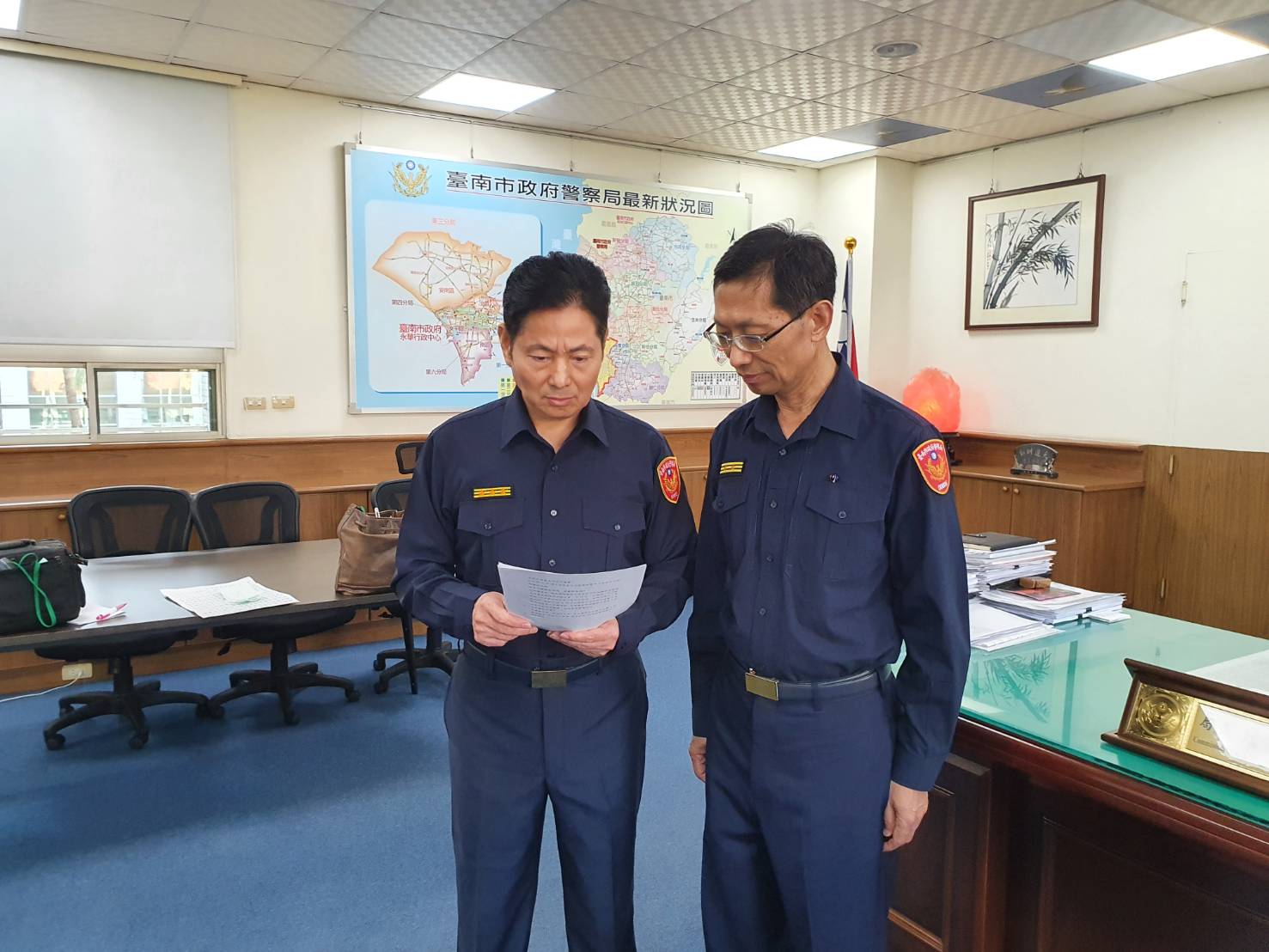 台南市警局長詹永茂（左）說明台南女大生命案懲處情形。（讀者提供）