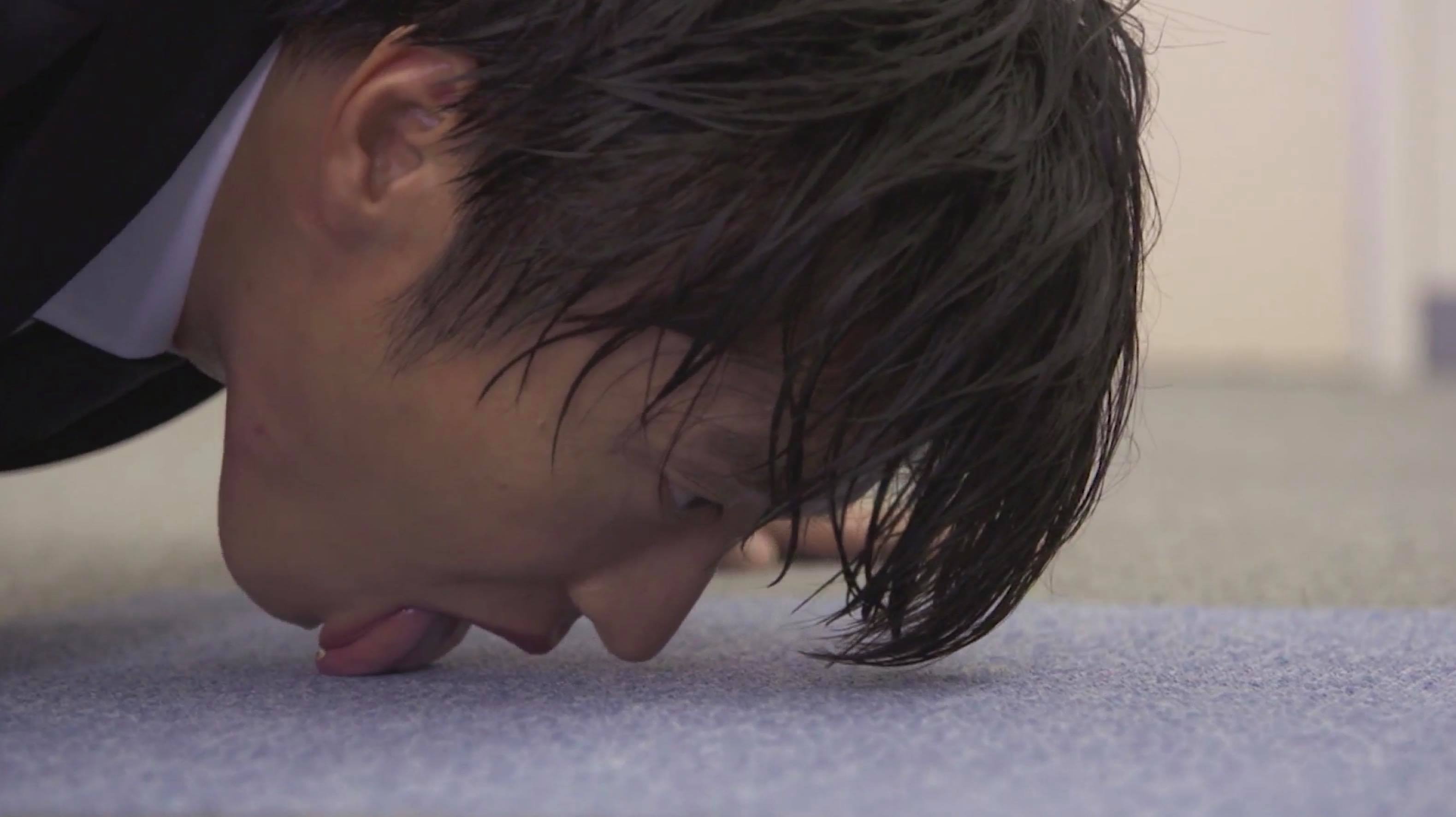 田中圭在新劇《消除老師的方程式。》舔地板。（翻攝friDay影音）