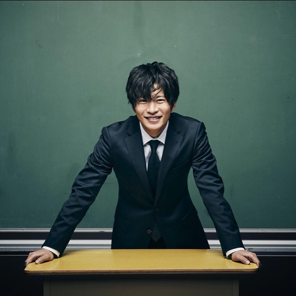 田中圭在《消除老師的方程式。》飾演導師，無論學生如何刁難都保持笑容。（翻攝《消除老師的方程式。》IG）