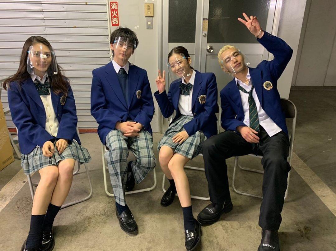 時值新冠肺炎疫情，《消除老師的方程式。》的學生演員在片場作好防疫措施。（翻攝《消除老師的方程式。》IG）